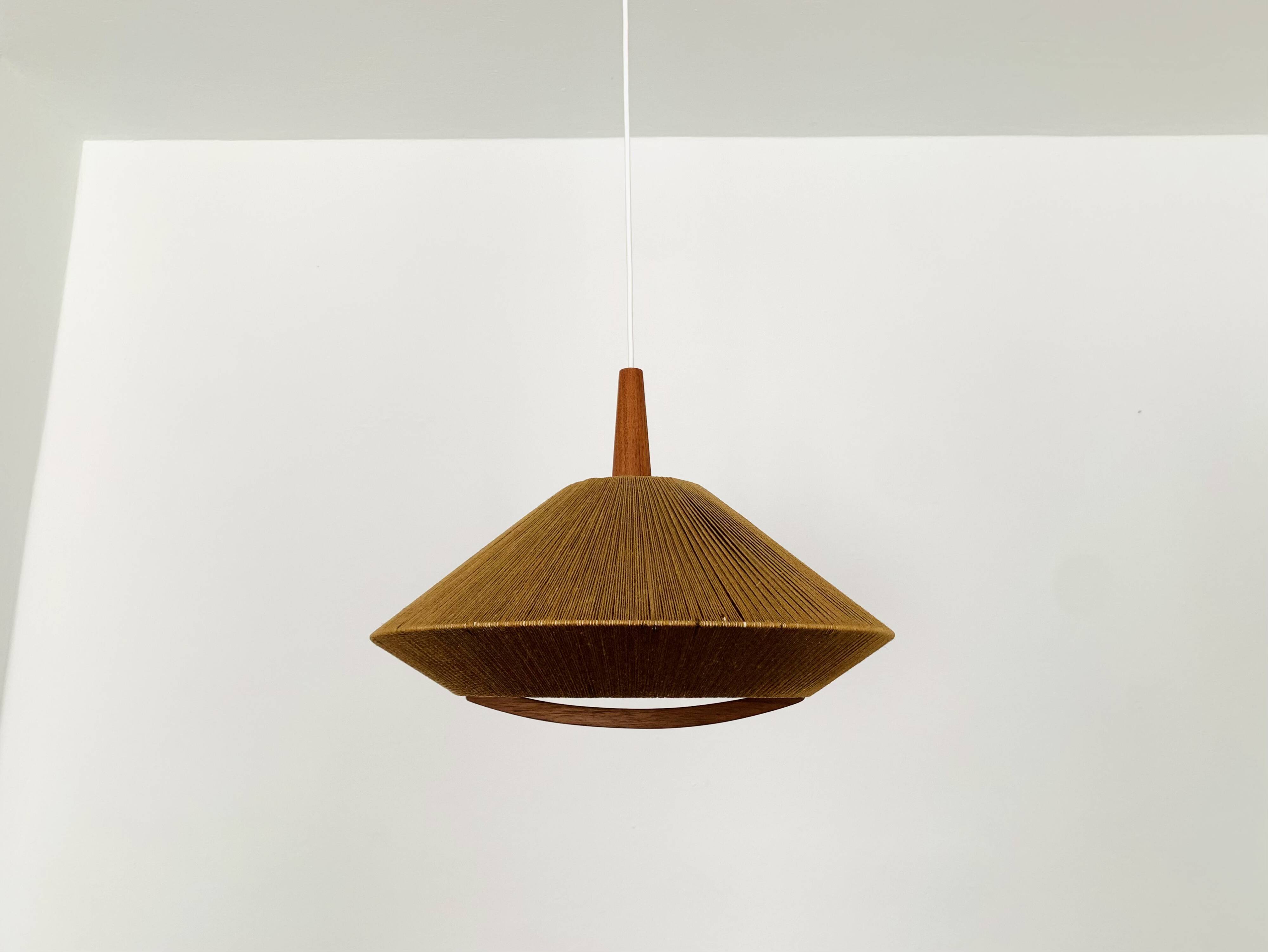 Suspension en teck et en raffia Bast par Temde