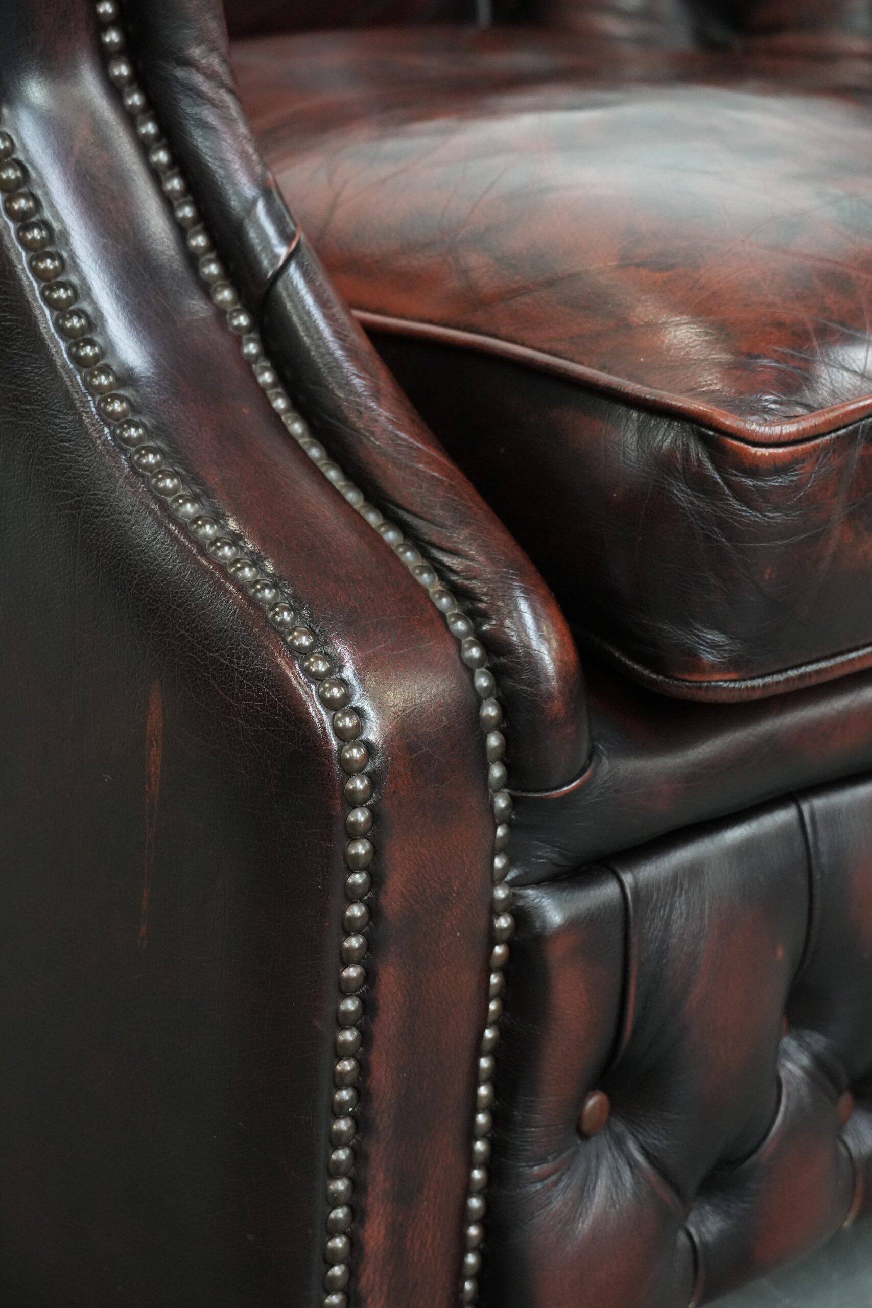 Fauteuil Chesterfield en cuir marbré rouge de style anglais