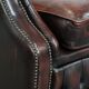 Fauteuil Chesterfield en cuir marbré rouge de style anglais