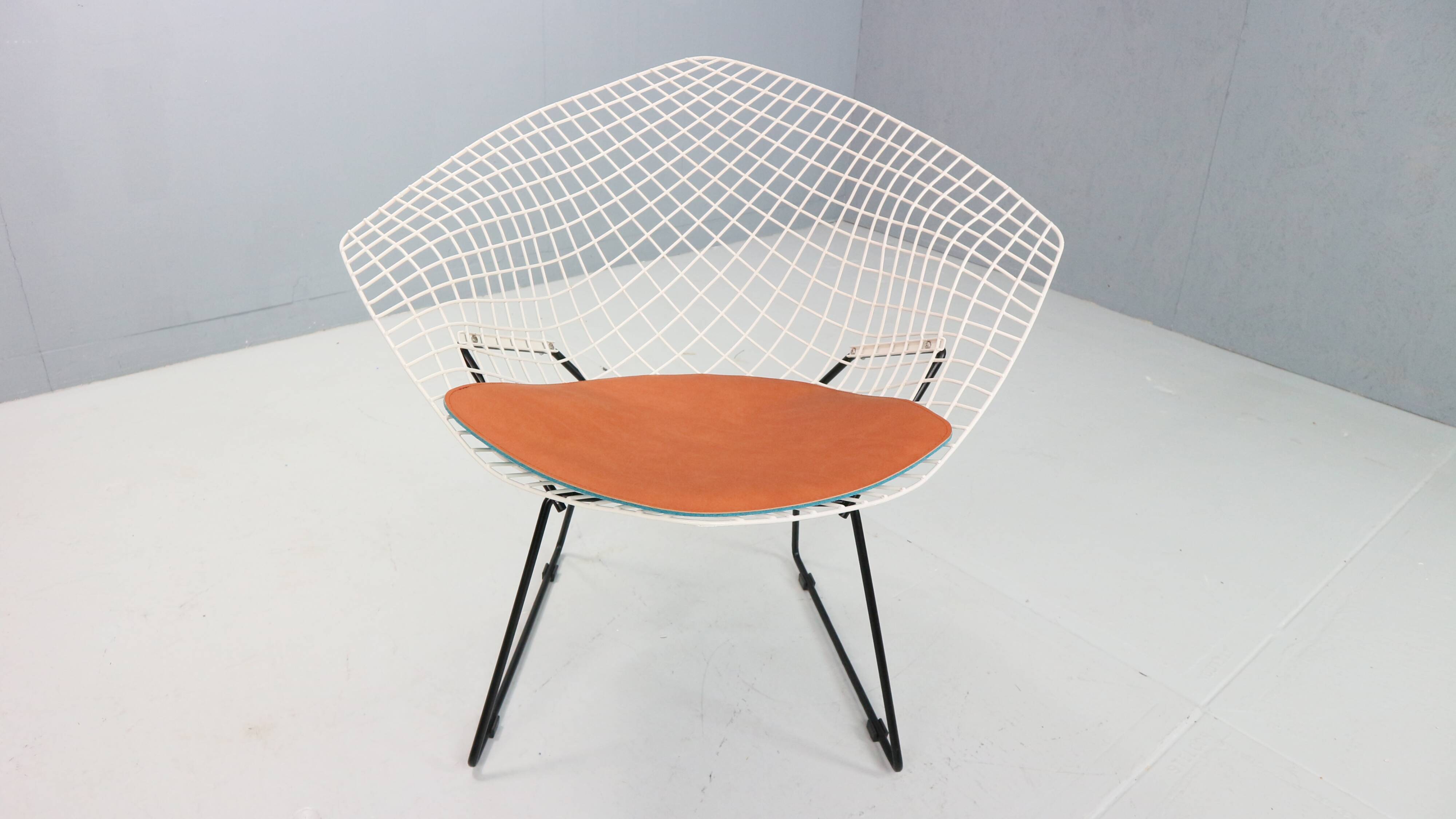 Diamond chair by Harry Bertoia in white & black metal and new leather seati