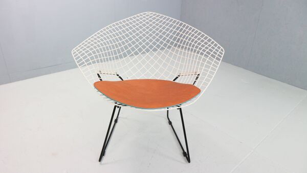 Chaise Diamond de Harry Bertoia en métal blanc et noir et assise en cuir neuf