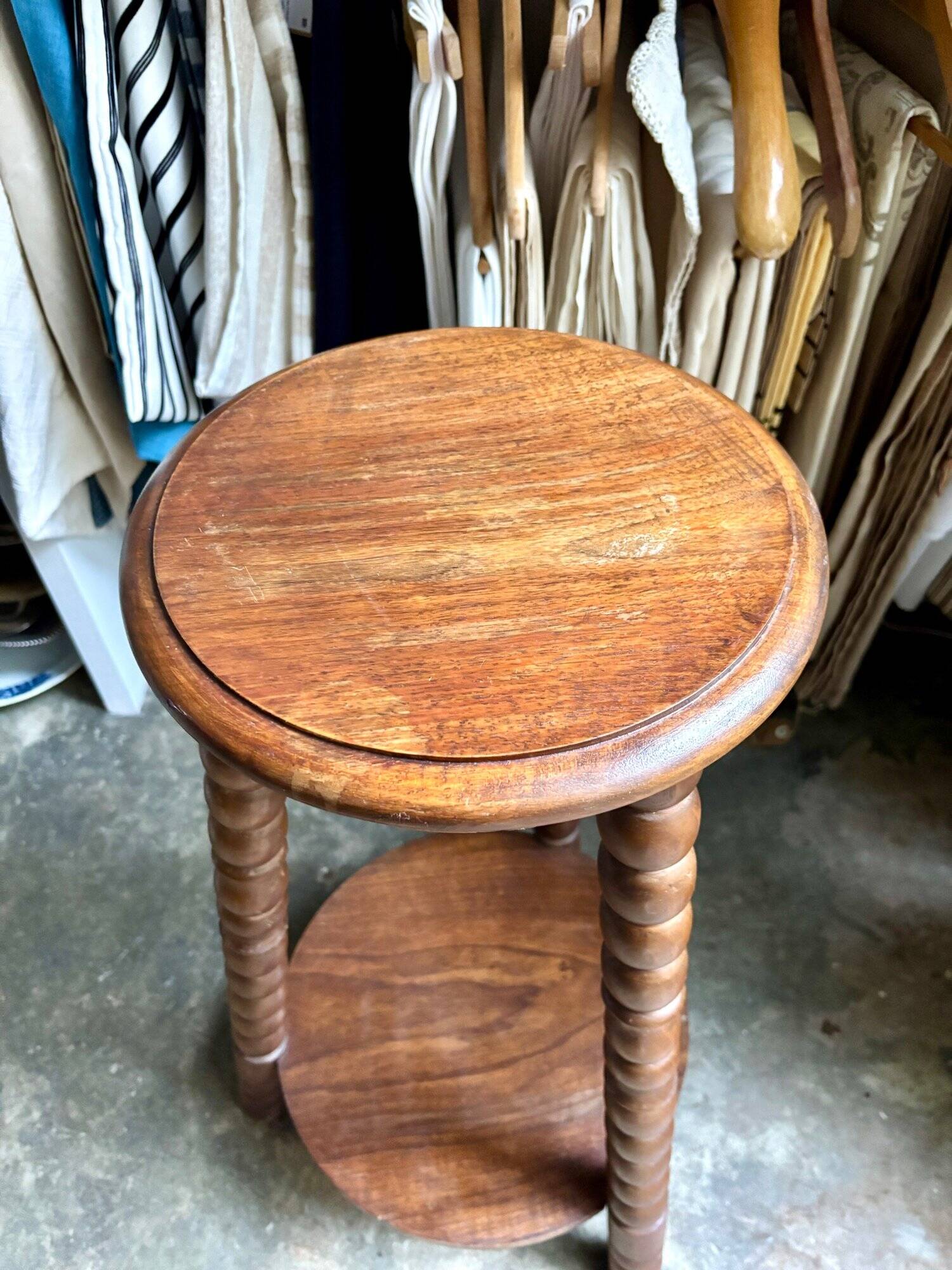 Sellette tripode en bois foncé