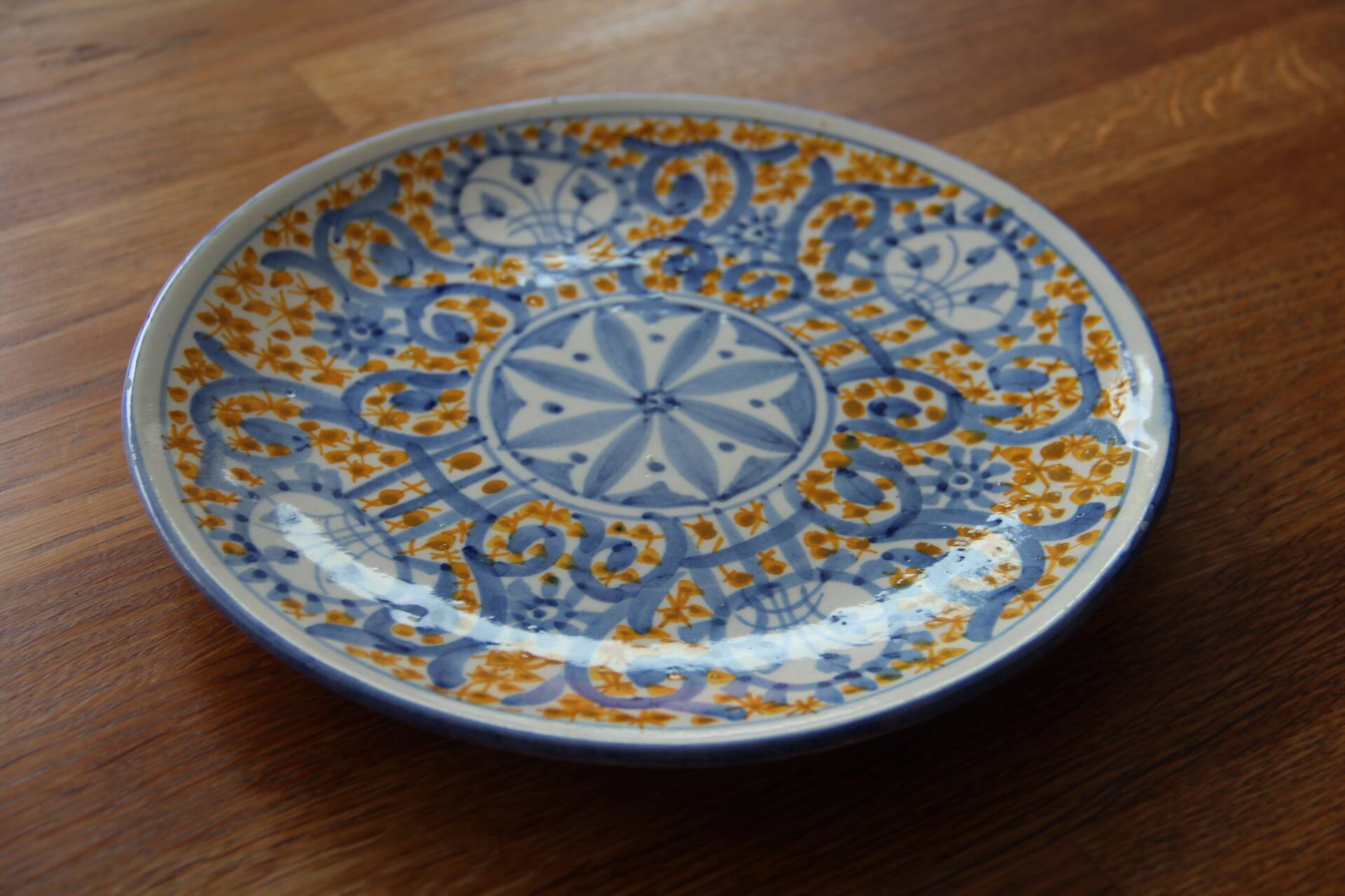 Decorative plate in Spanish earthenware