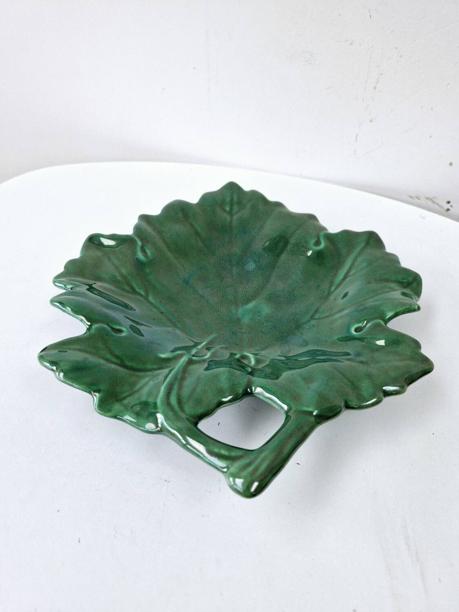 Plate and its 6 vintage bowls from Vallauris, green ceramic in the shape of a leaf.