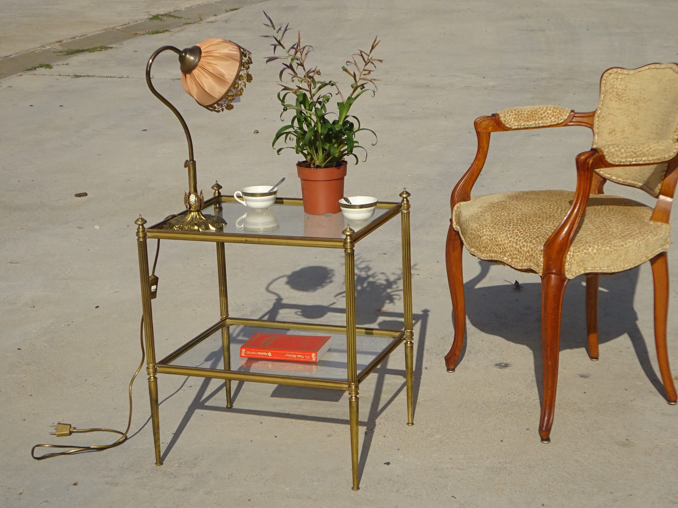 Table de salon en laiton et verre, double plateaux