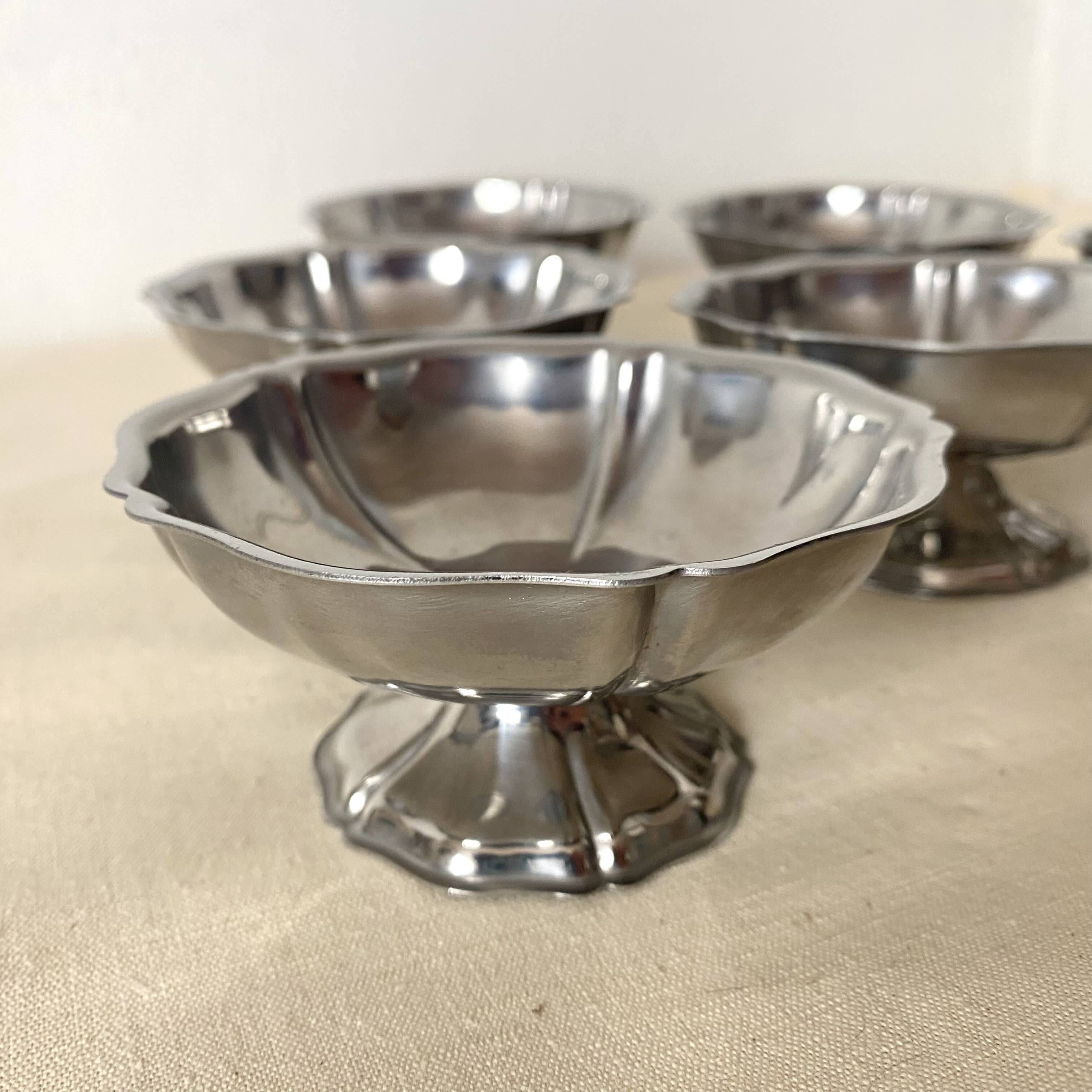 Low stainless steel cups with scalloped edges