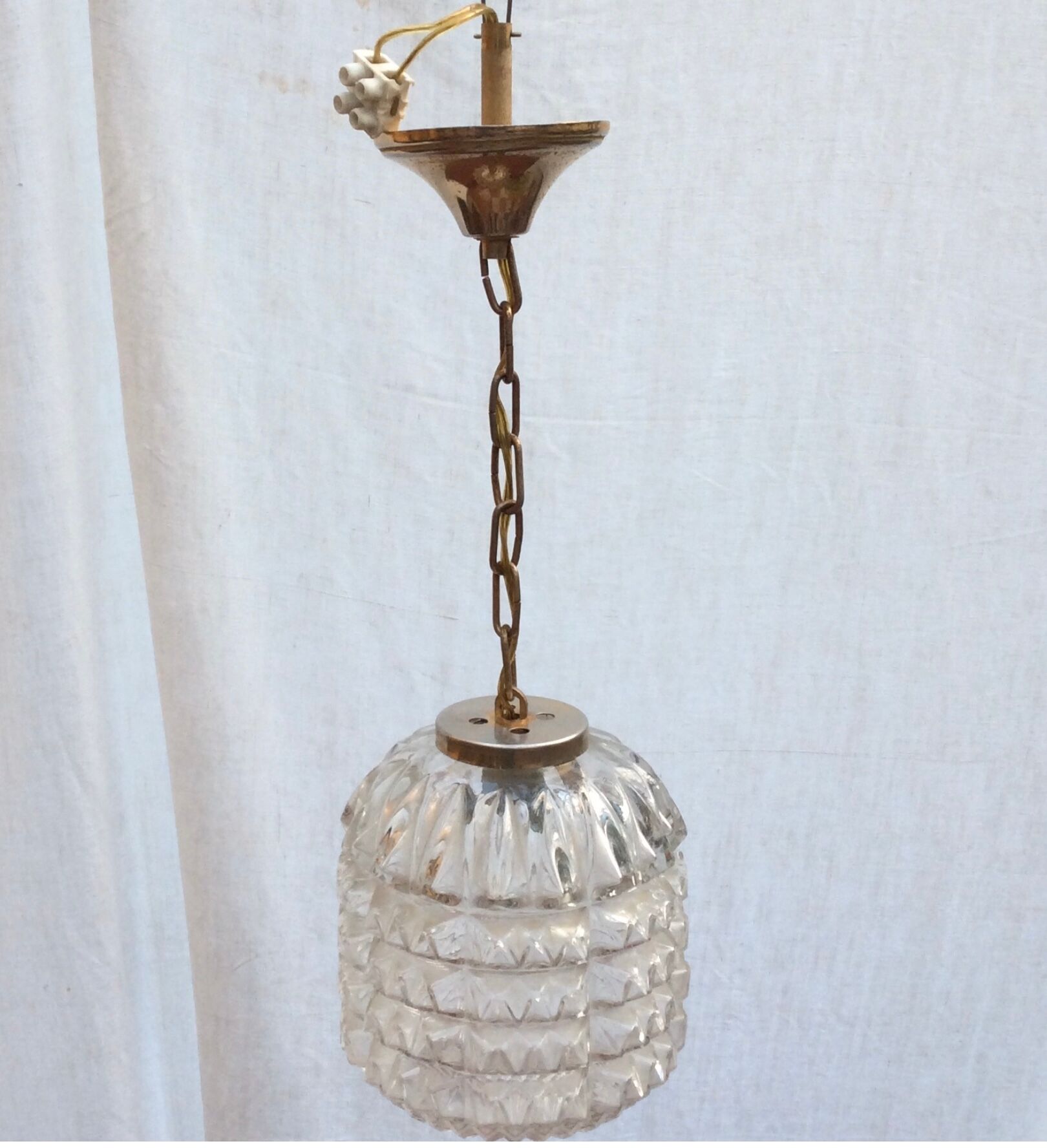 Suspension vintage composée d’un globe en verre dimension : hauteur -38cm- diamètre -12,5cm-