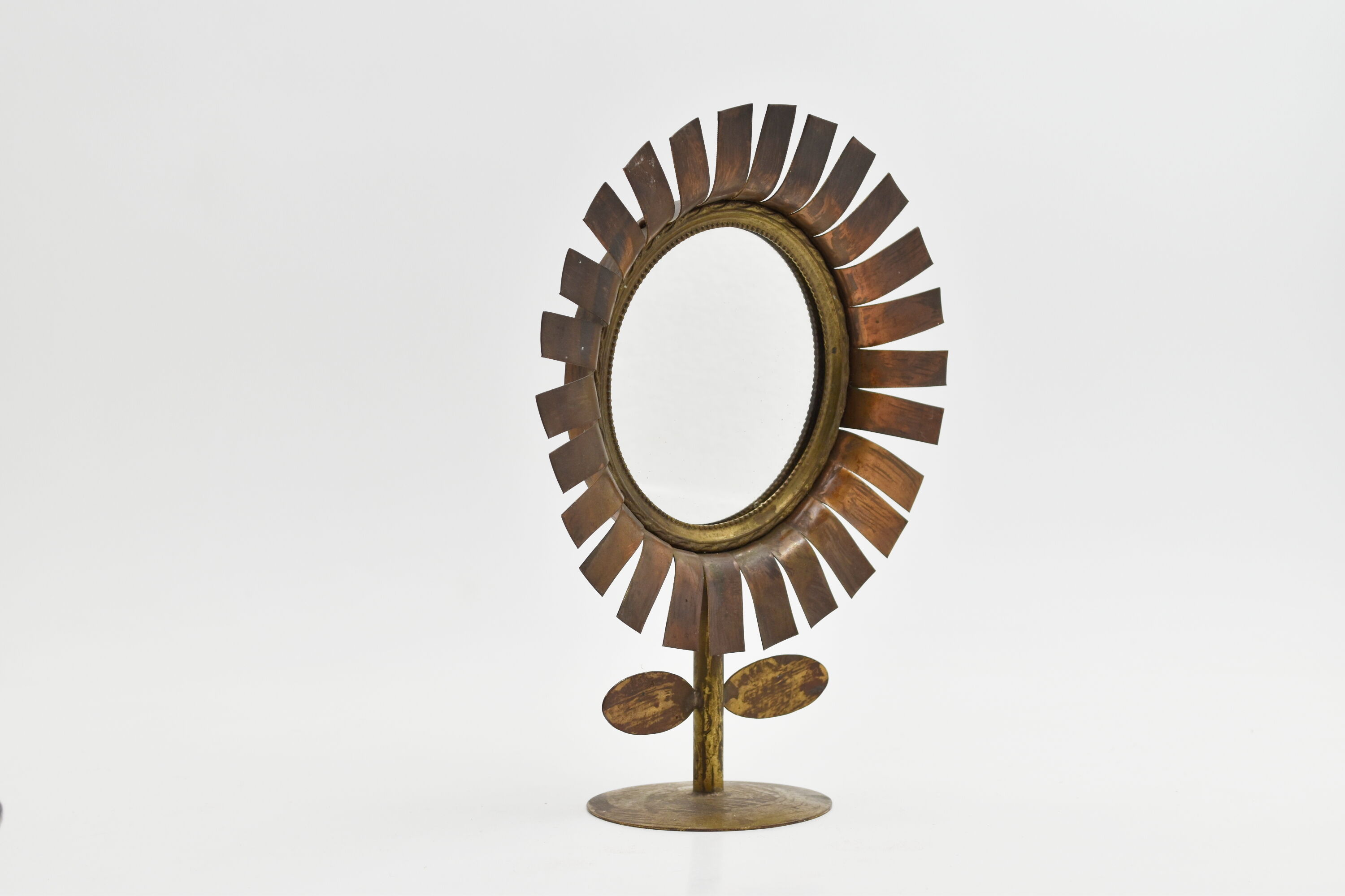 Vintage daisy pose mirror