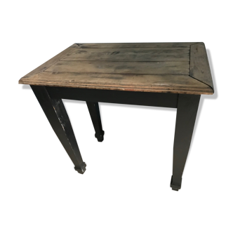 Table appoint noire et brute