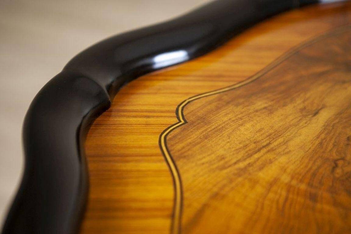 Oval Tea Table in Walnut and Veneer, 1870