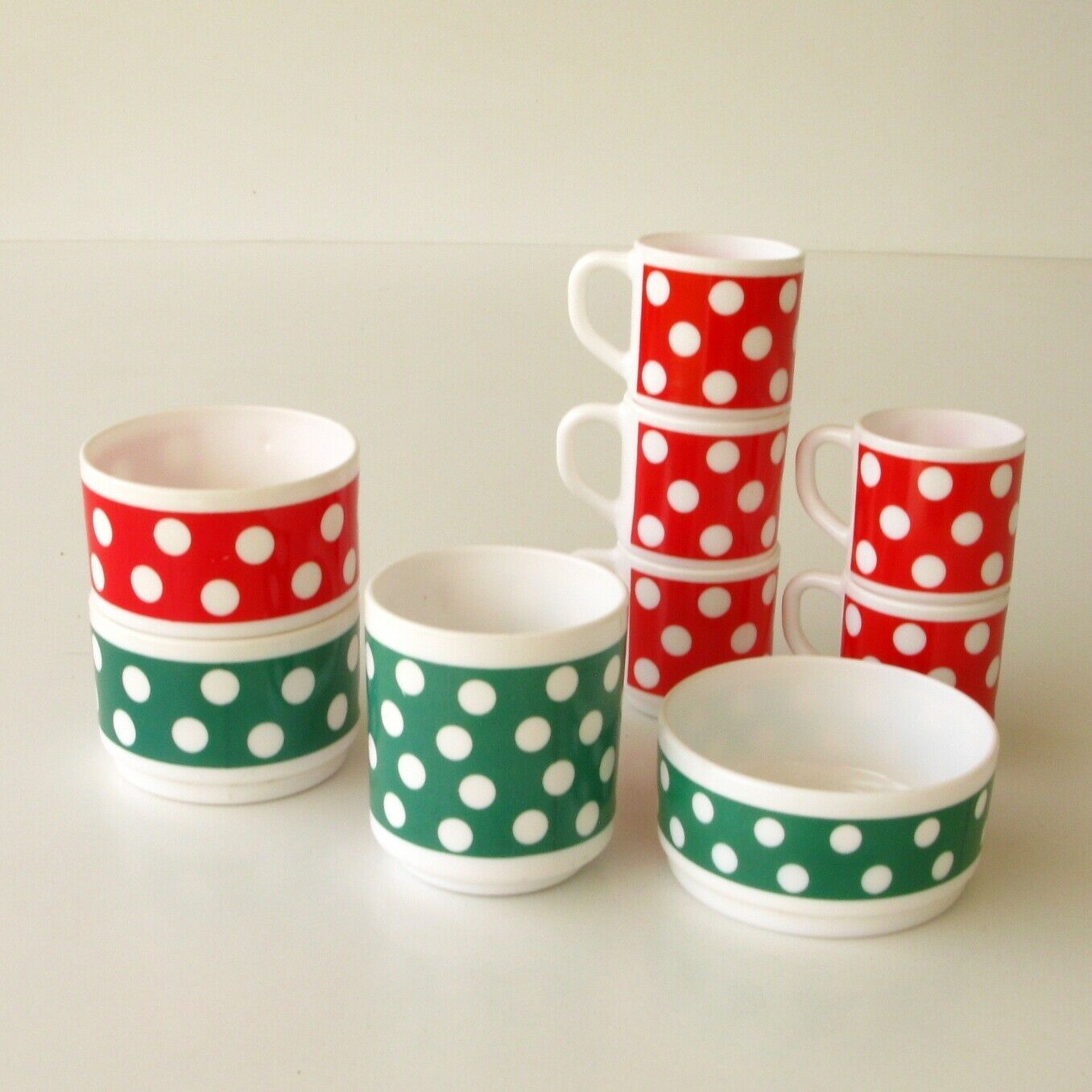 9 Assiettes Arcopal Vintage – Modèle Polka à Pois Verts, Diamètre 19 Cm