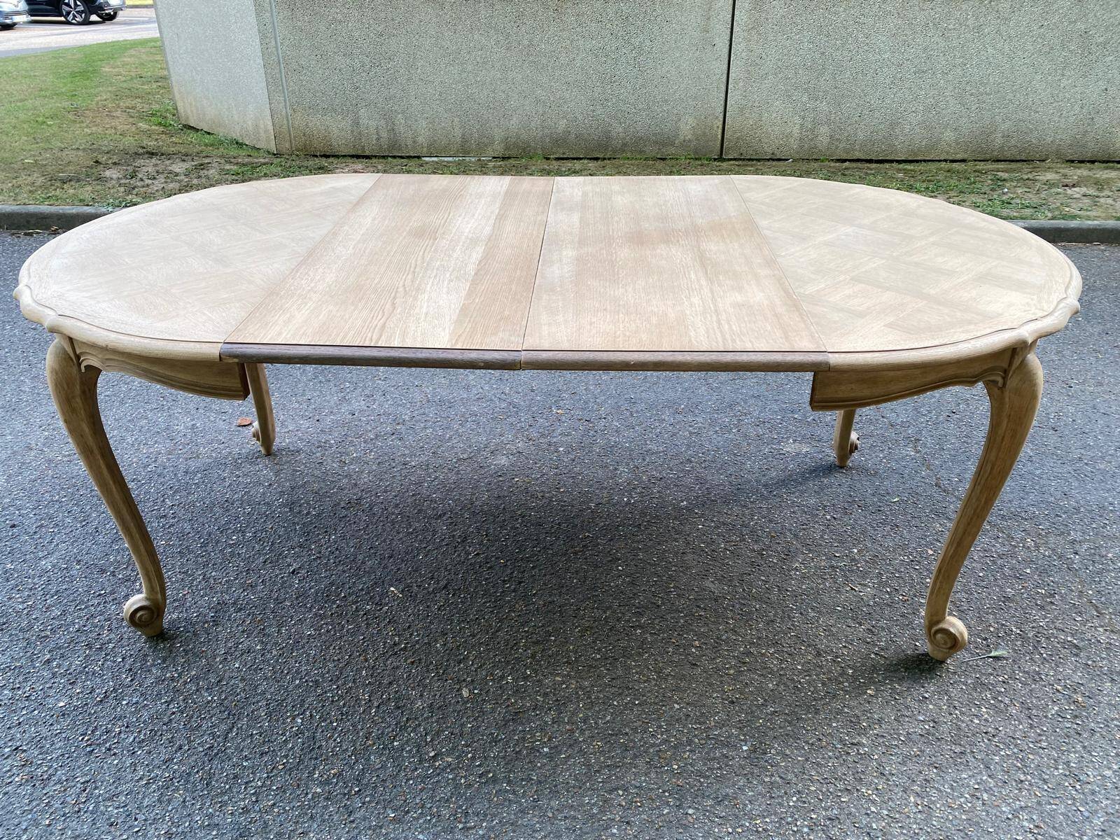 Extendable round Louis XV dining table, renovated in raw wood, 20th century, 200cm
