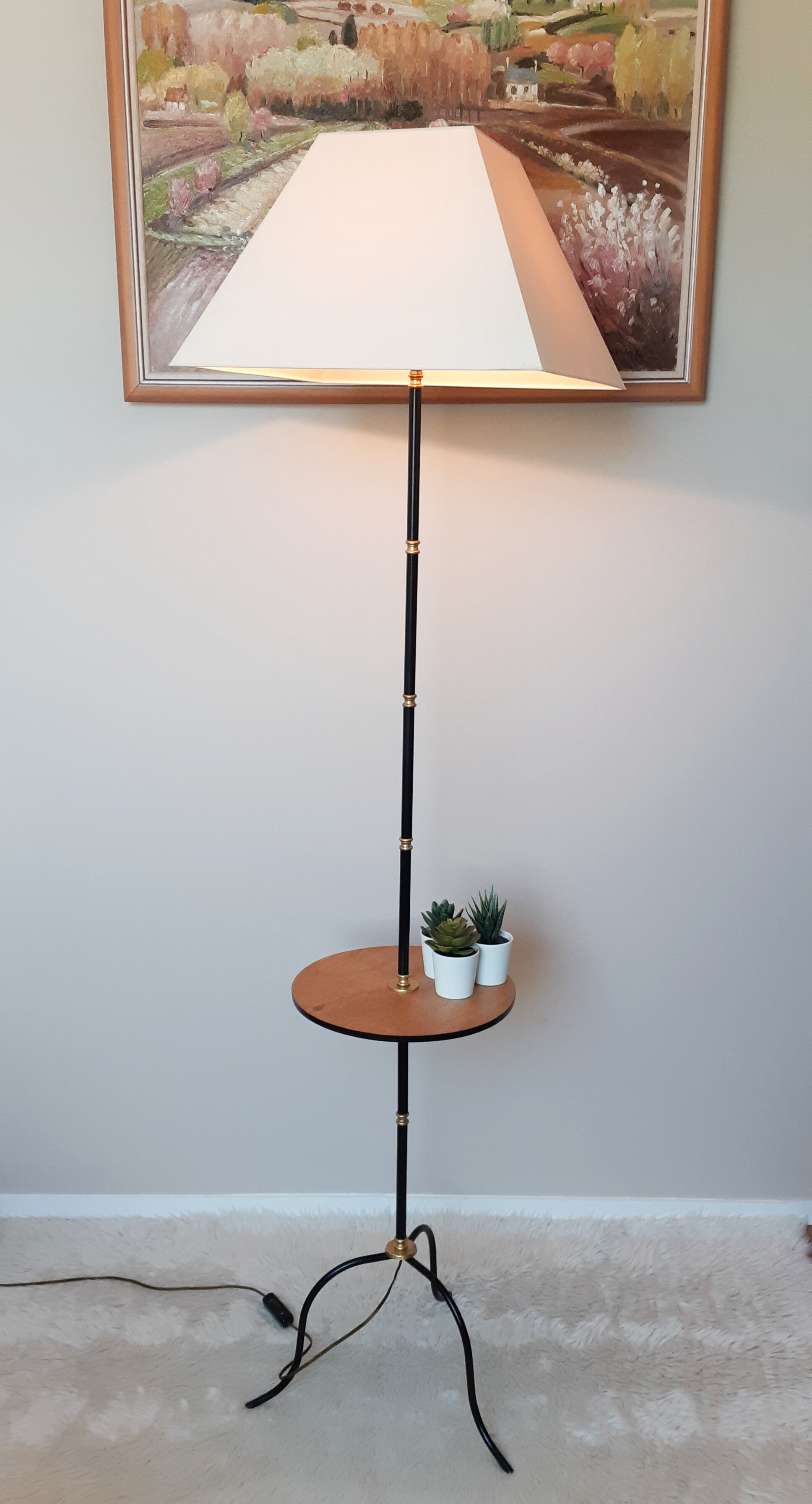 Vintage tripod tablet lamp