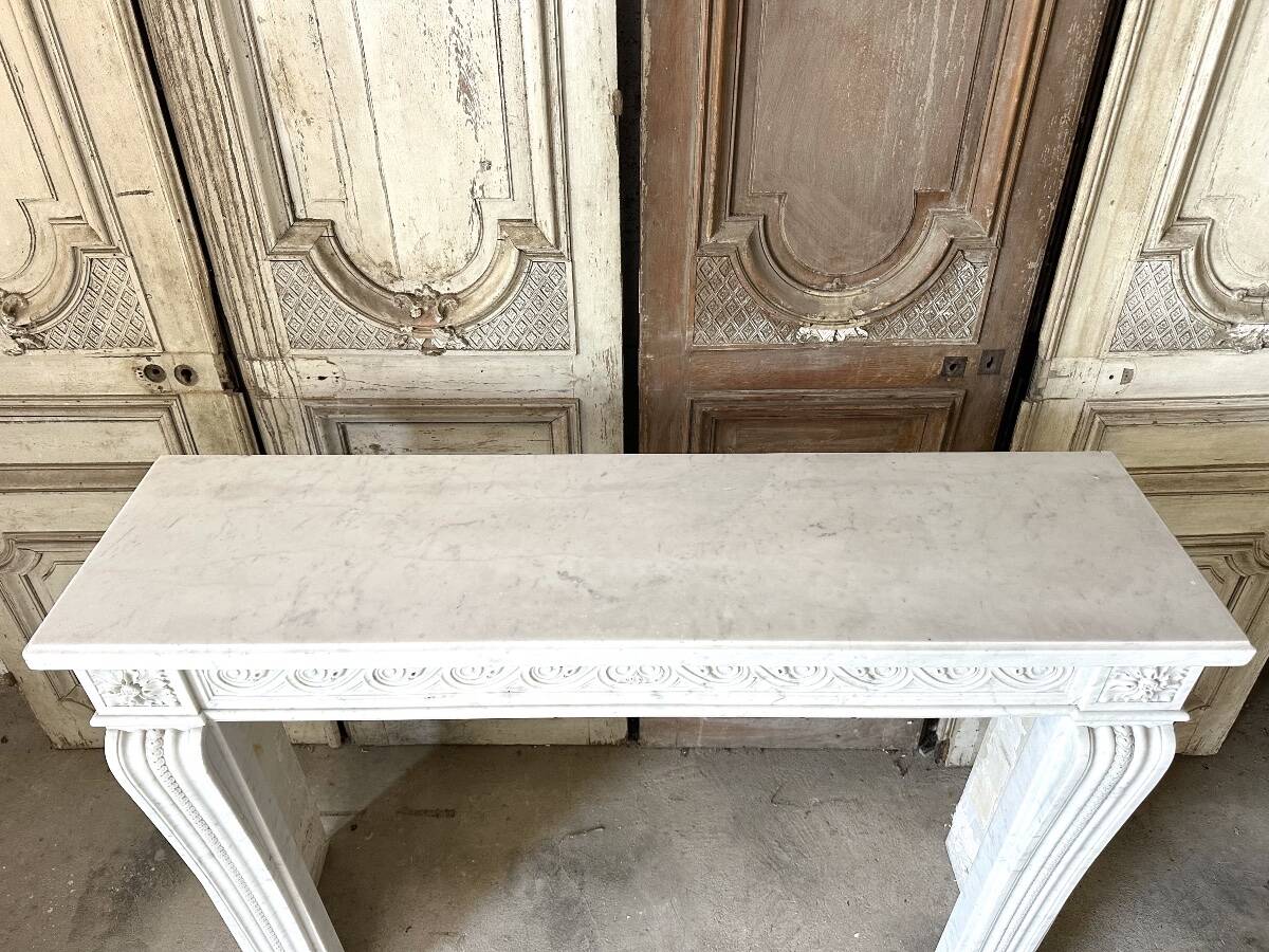 Louis XVI fireplace in white marble, 19th century.