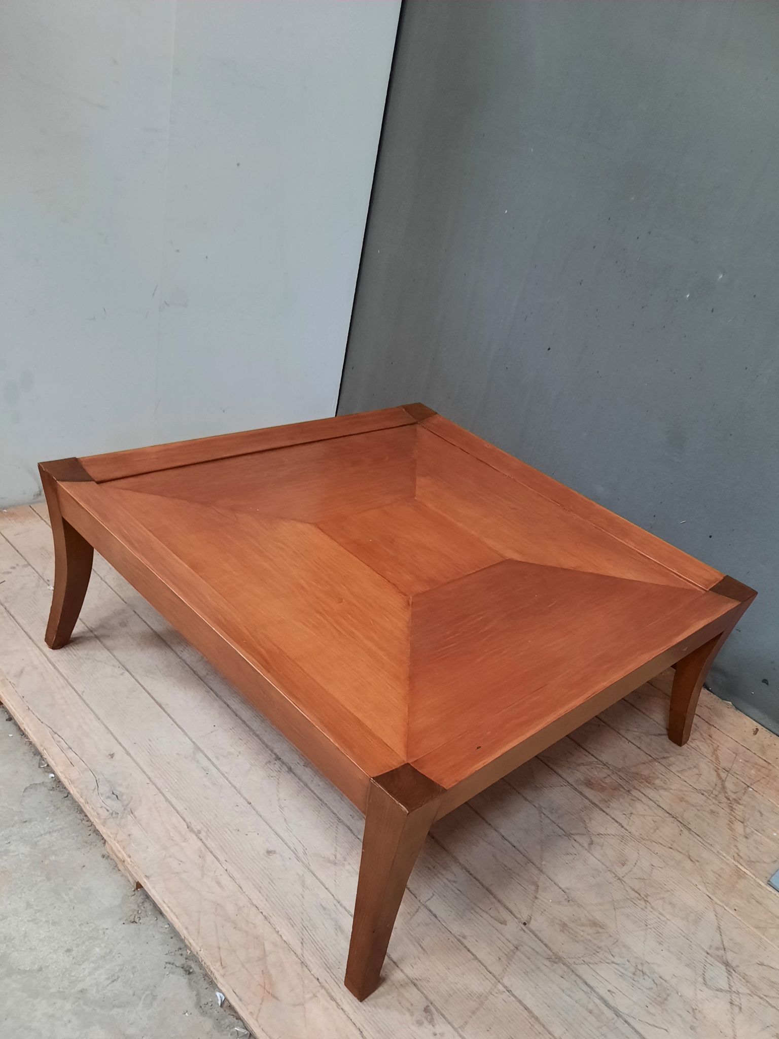 Table basse carrée en bois de plaquage