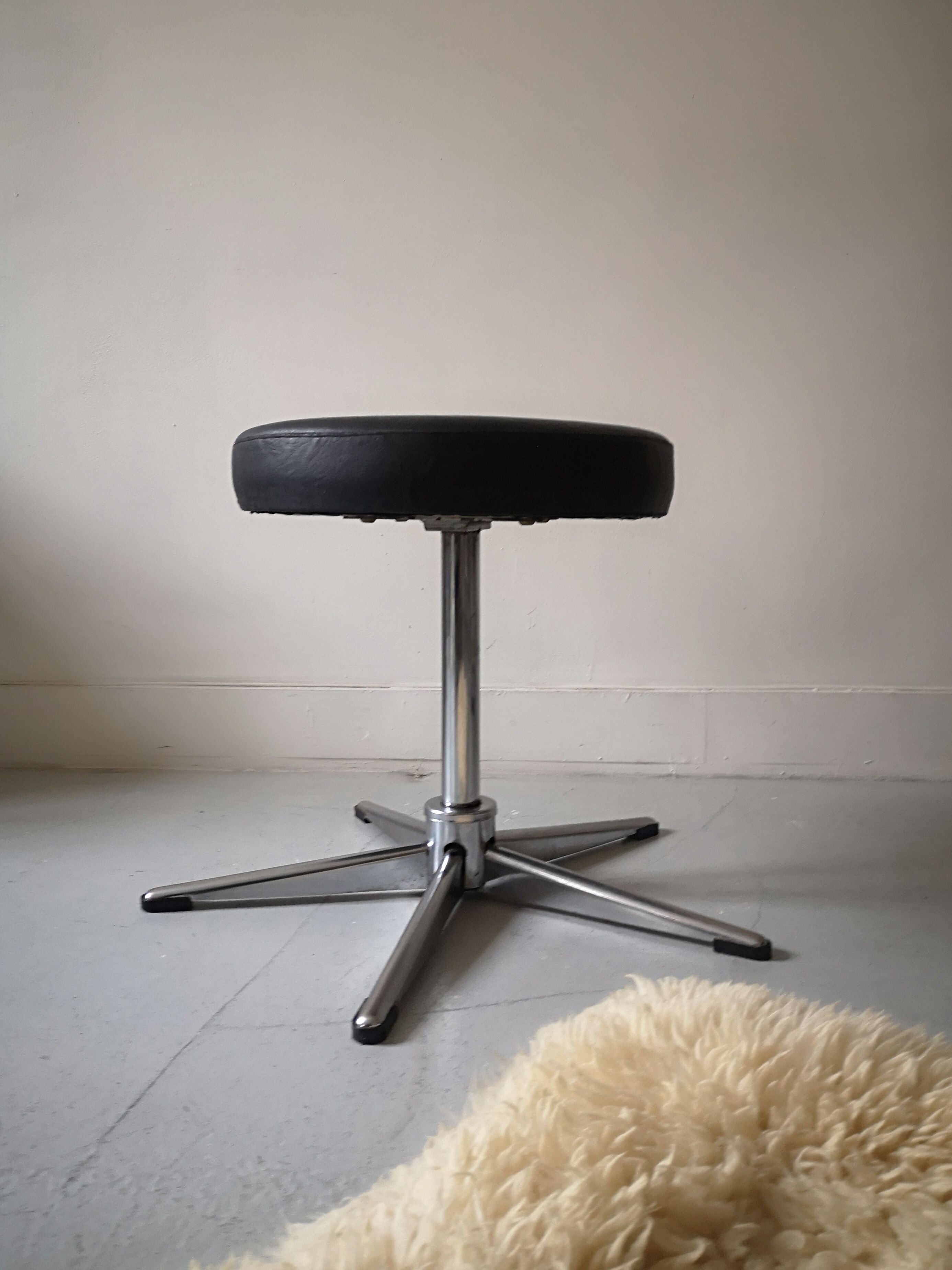 Low rotating stool star pietement in imitation black leather, 1970