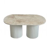Table basse ovale en travertin et bois cannelé blanc