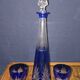 Service en cristal doublé bleu cobalt, composé d’une carafe et de deux verres assortis