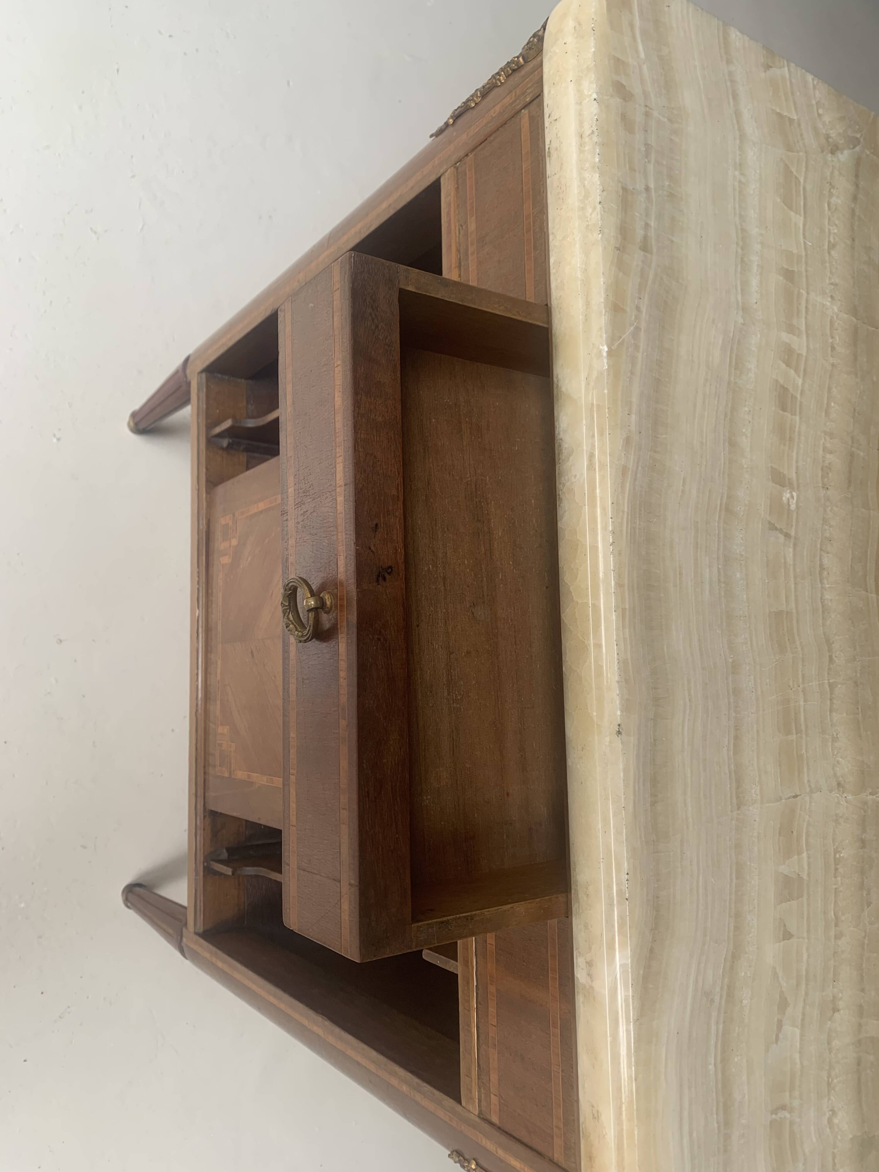 Petit meuble de chambre, d'appoint Marquetrie