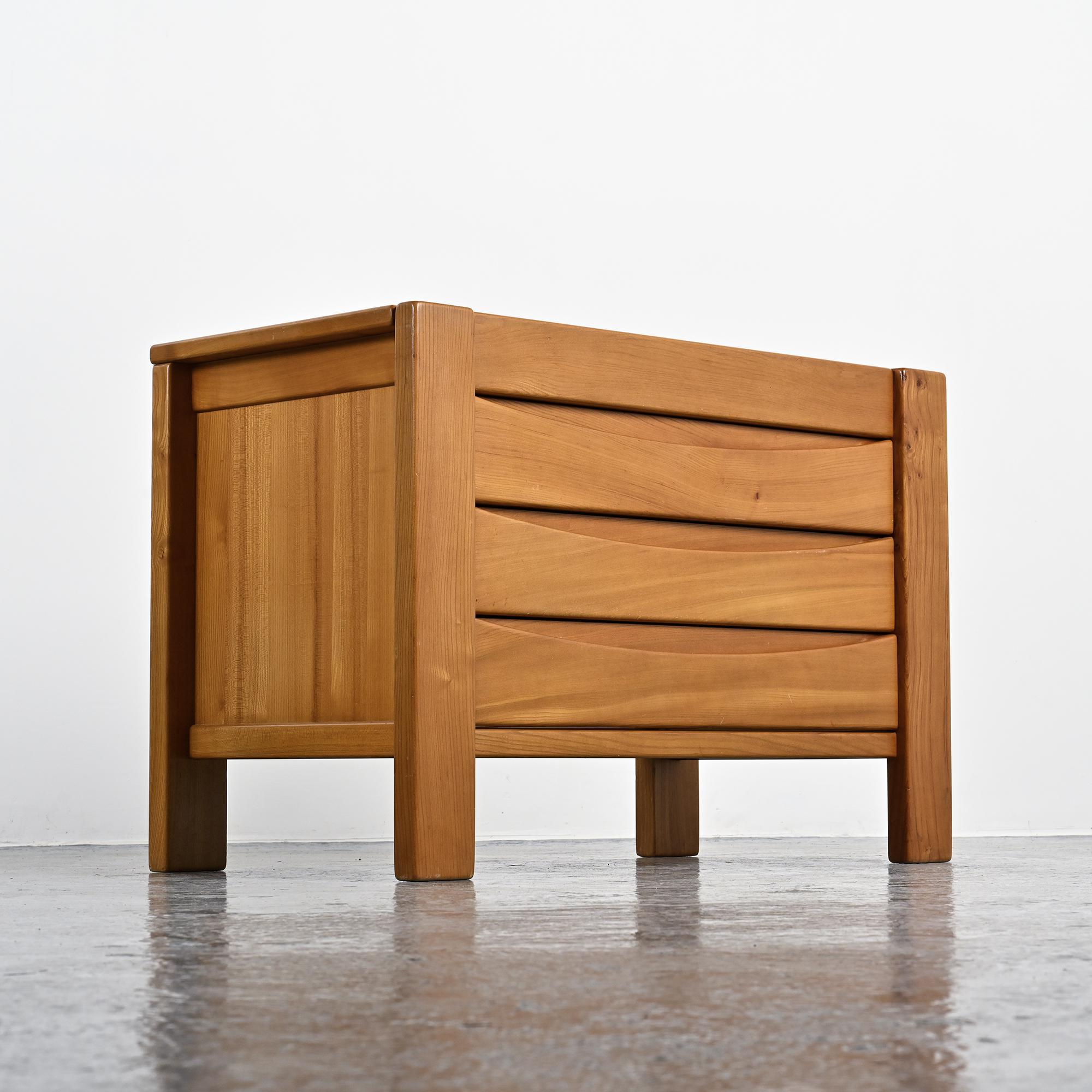 Commode en orme massif, Maison Regain