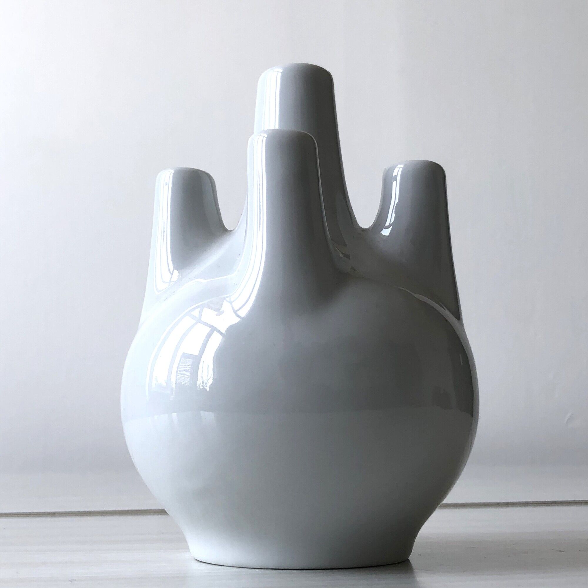 Flower pise vase in porcelain