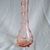 Vase en verre rose effet drapé