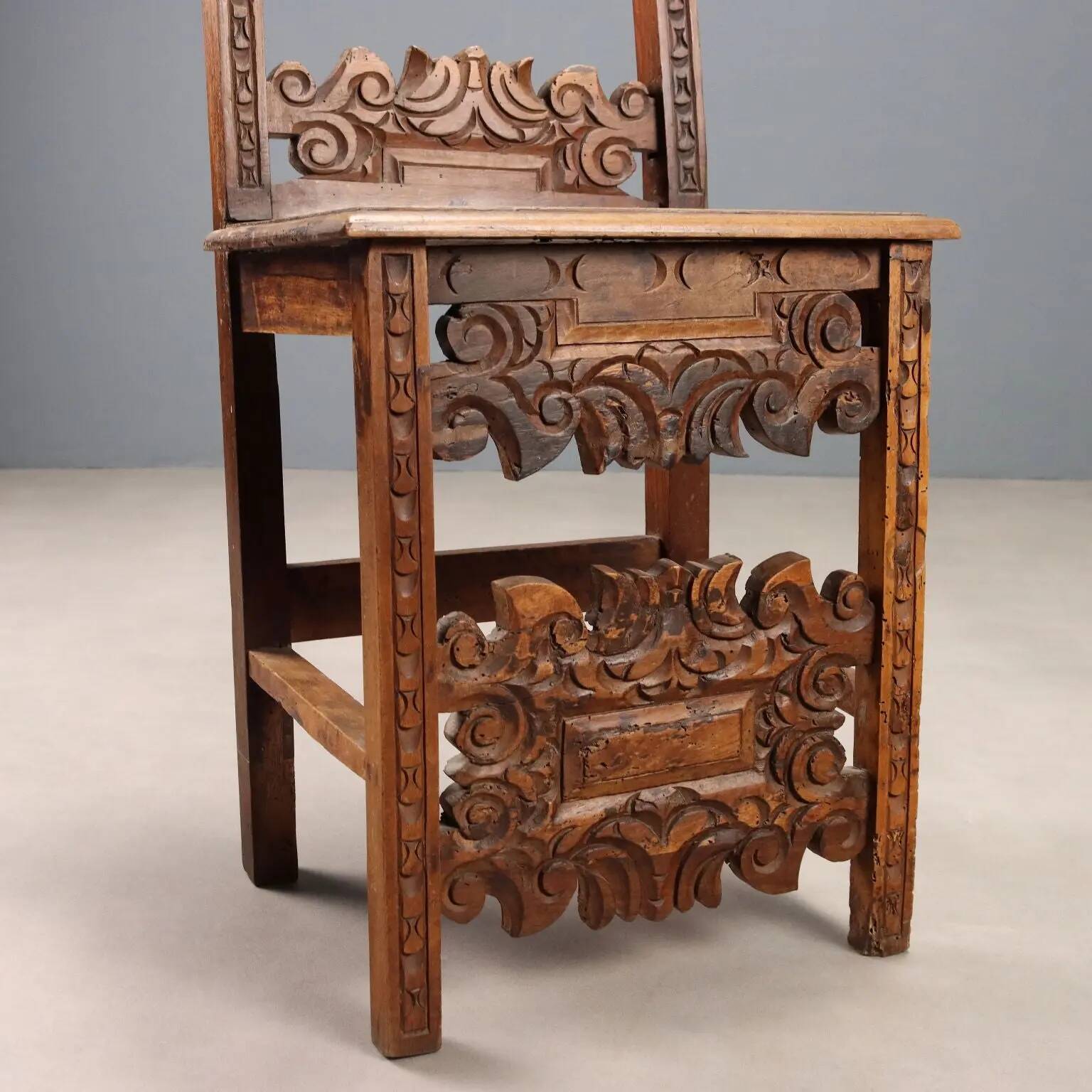 Chaise baroque ancienne en noyer sculpté, XVIIe siècle