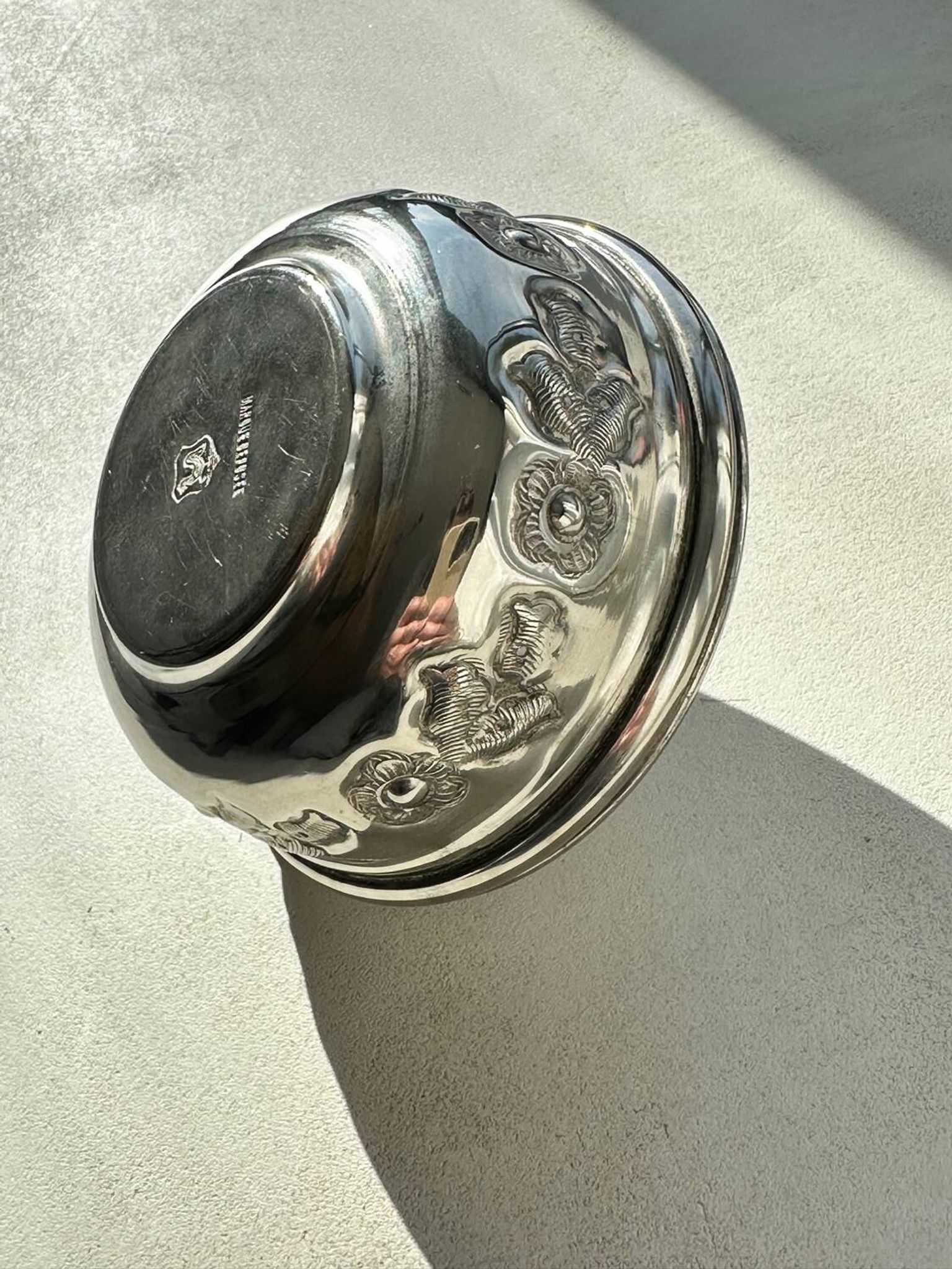 Boîte ancienne en métal argenté avec décor floral