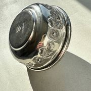 Boîte ancienne en métal argenté avec décor floral
