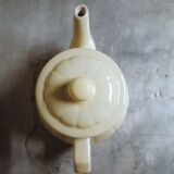 Théière en porcelaine jaune pâle
