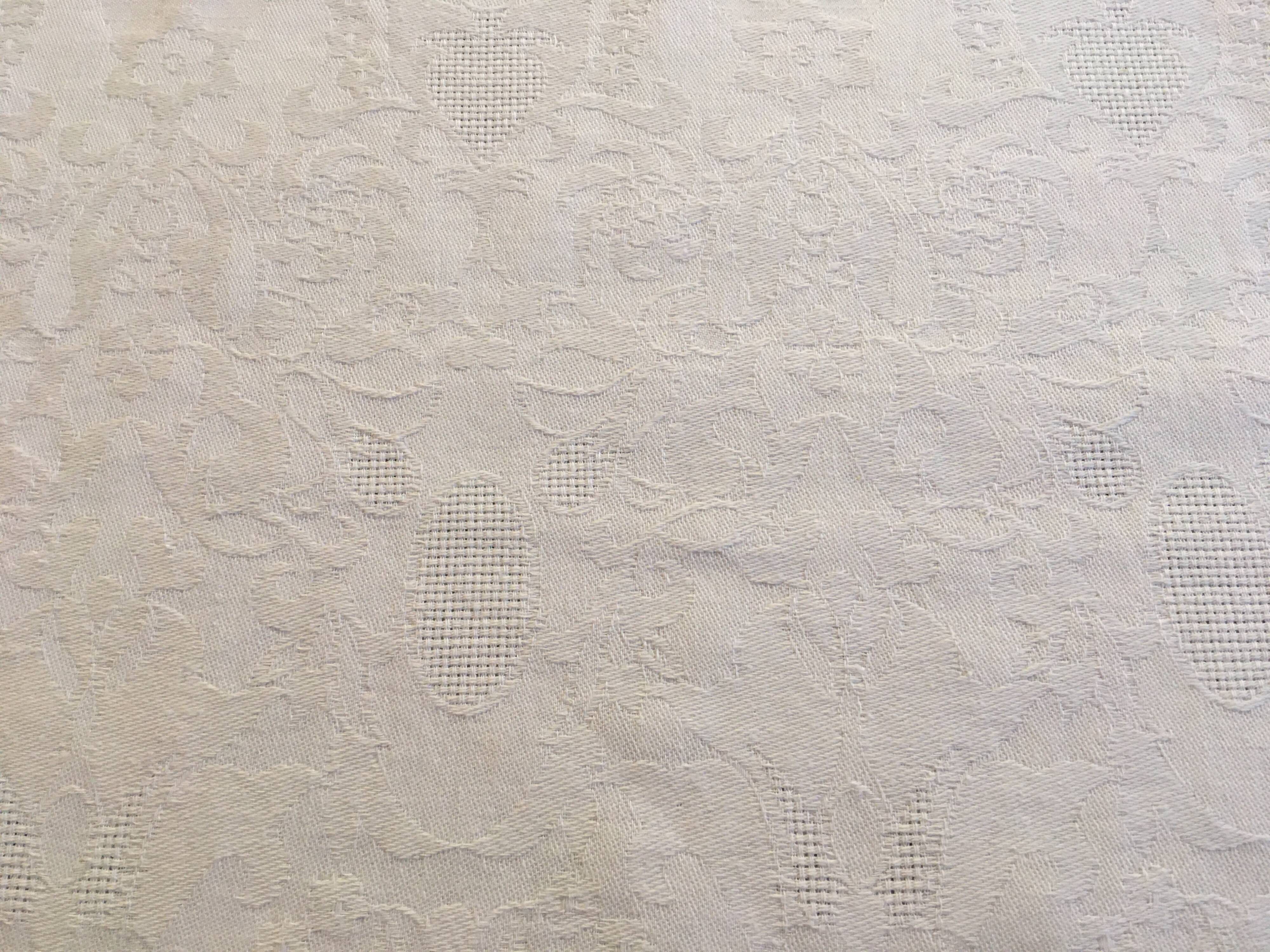 Nappe damassée 130 X 225 volutes et motifs ajourés