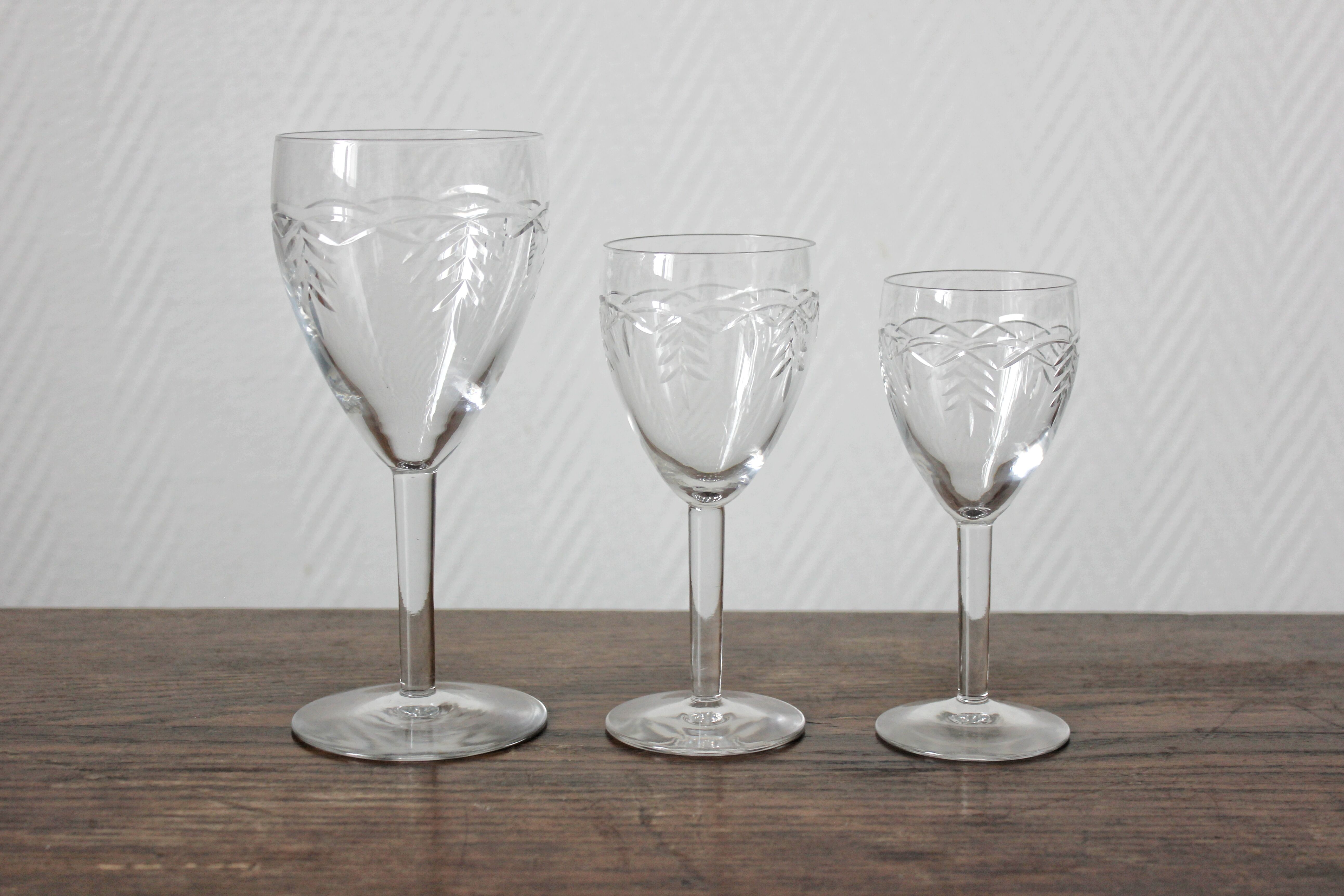 7 white wine glasses in crystal engraved with a vintage frieze