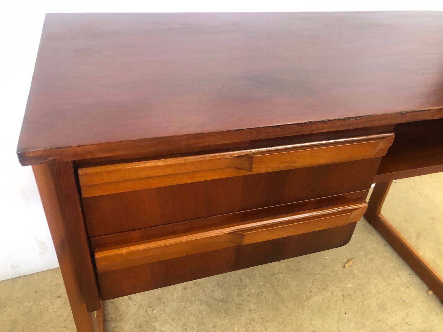 Scandinavian sled base desk