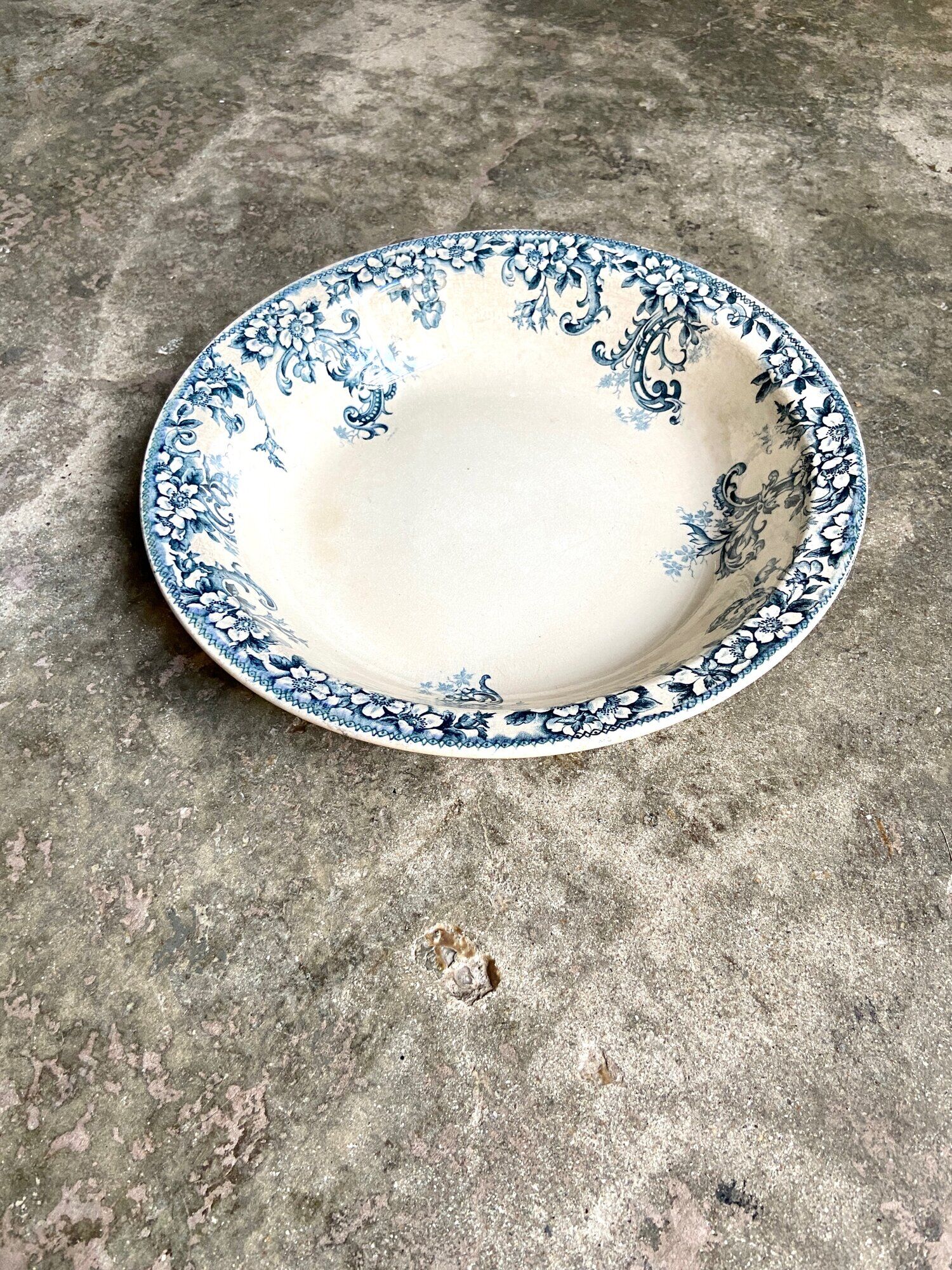 Round and hollow dish Boulenger & Cie in white and blue enamelled iron earth, "Wild rose" service