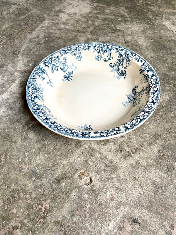 Plat rond et creux Boulenger & Cie en terre de fer émaillée blanche et bleue, service ''Wild rose