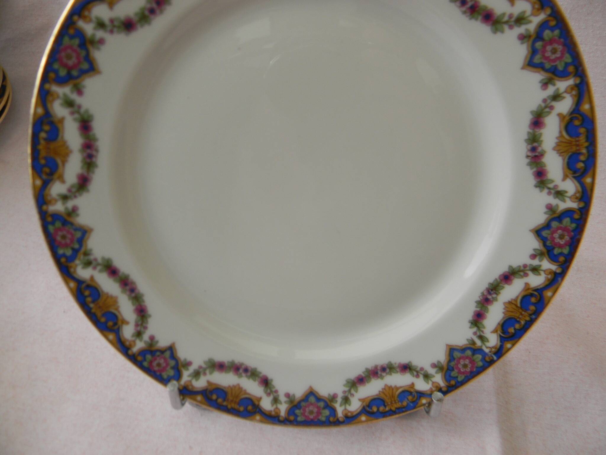 Lot de 12 assiettes à dessert en porcelaine de limoges.