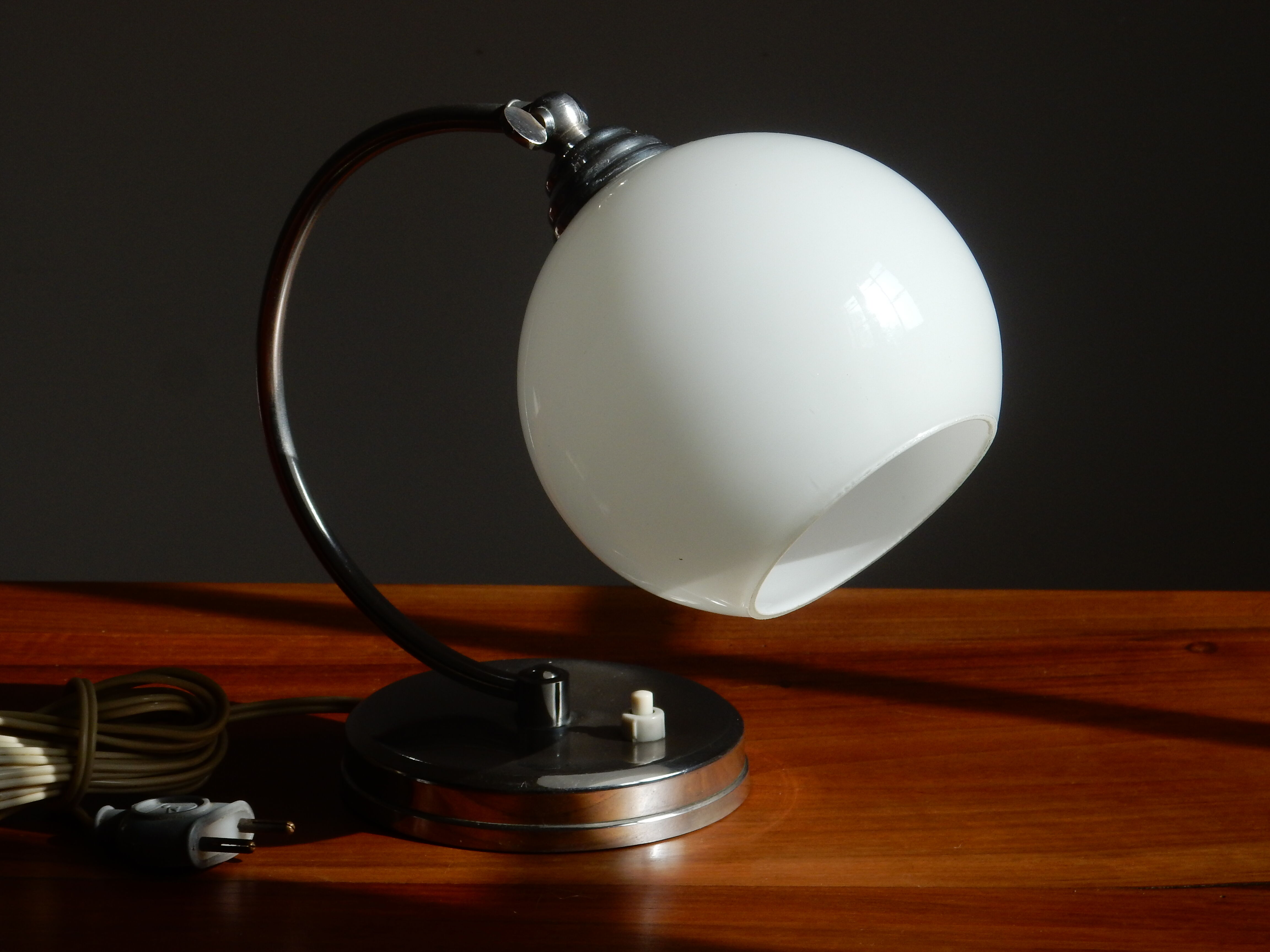 Bedside lamp shaped Art Deco ball of the 30s