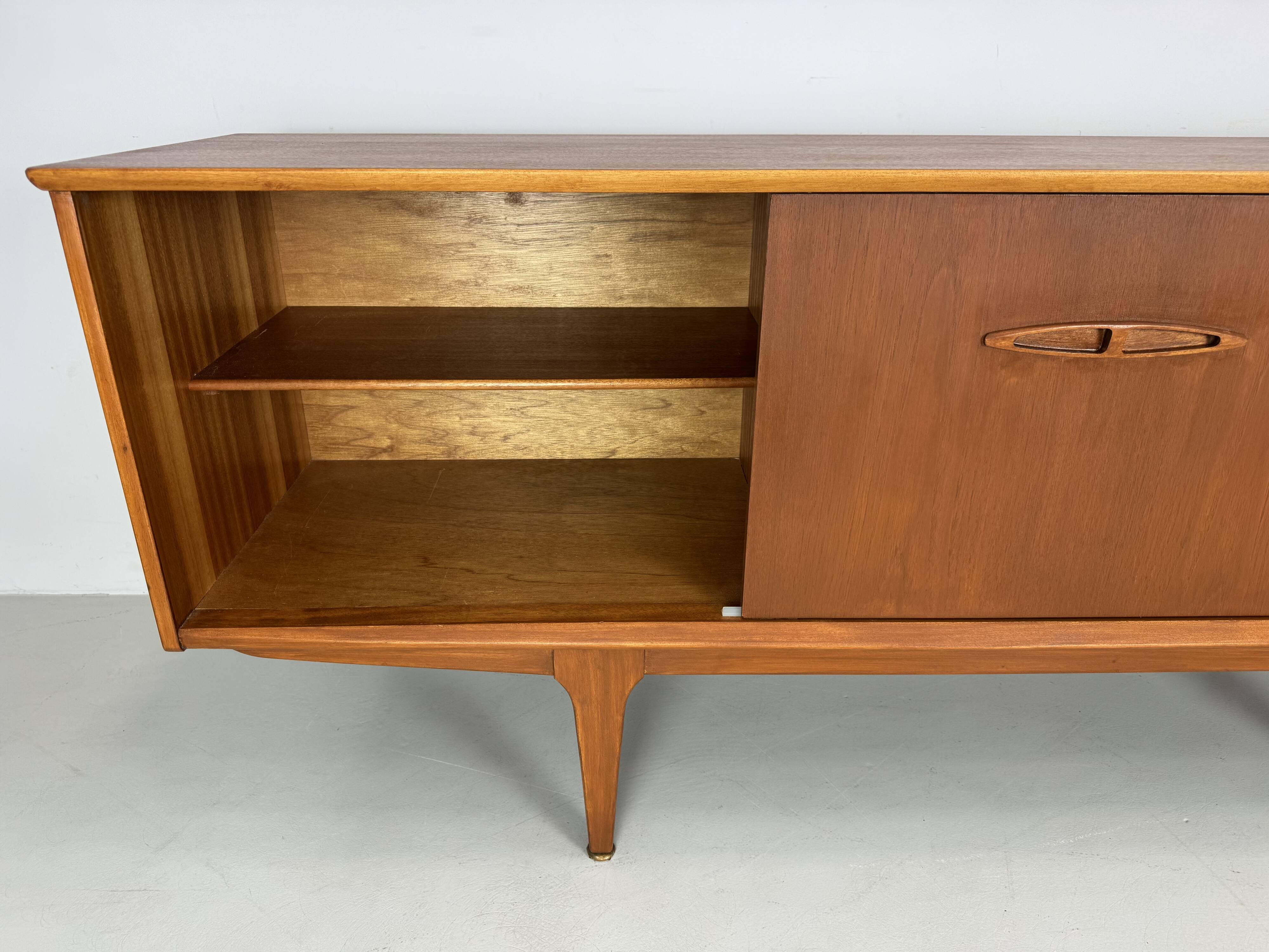 Buffet vintage par Jentique des années 1960.