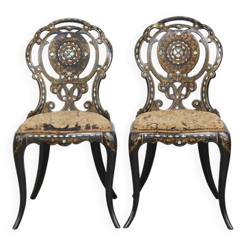 Ensemble antique de 2 chaises en nacre fabriquées en papier mâché.