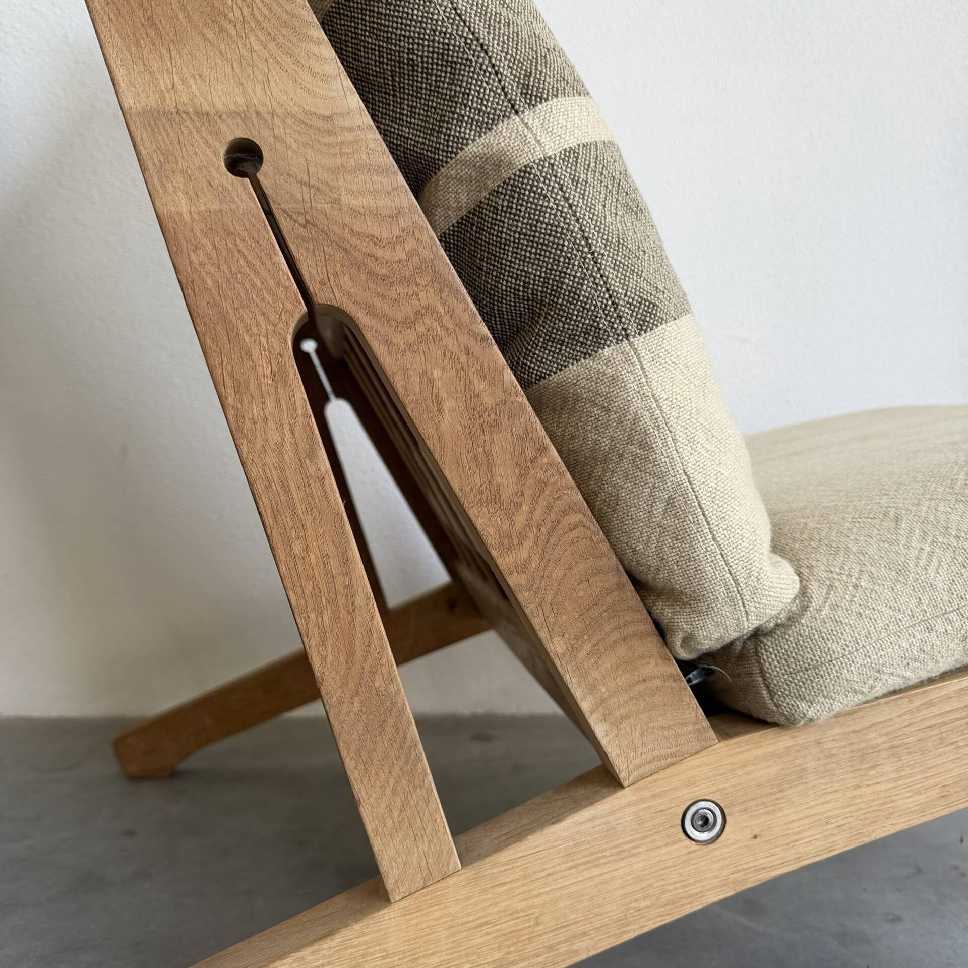 Vintage Hans Wegner lounge chair GE375 in oak