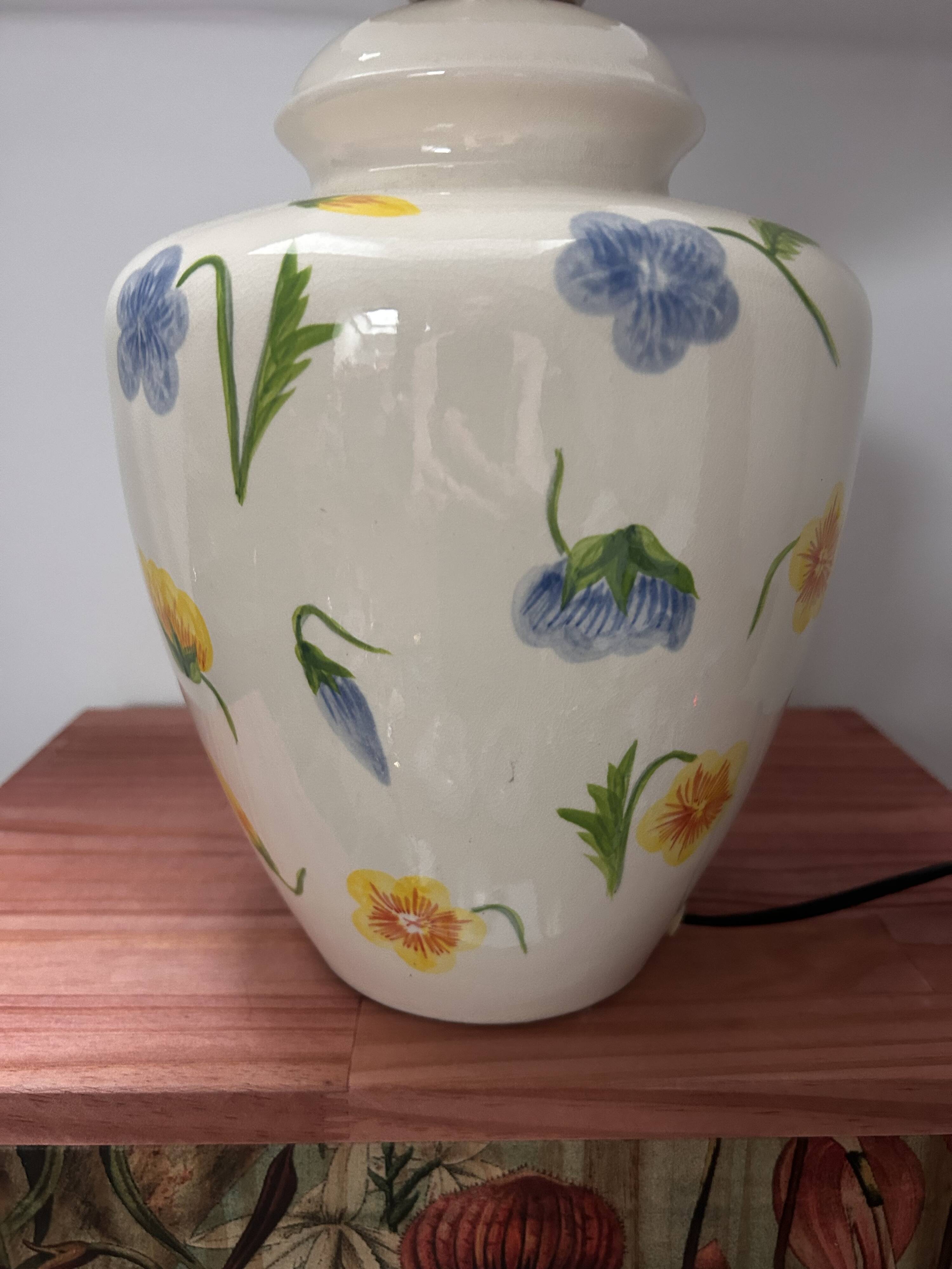 Lampe à poser fleurs en céramique globe plissé