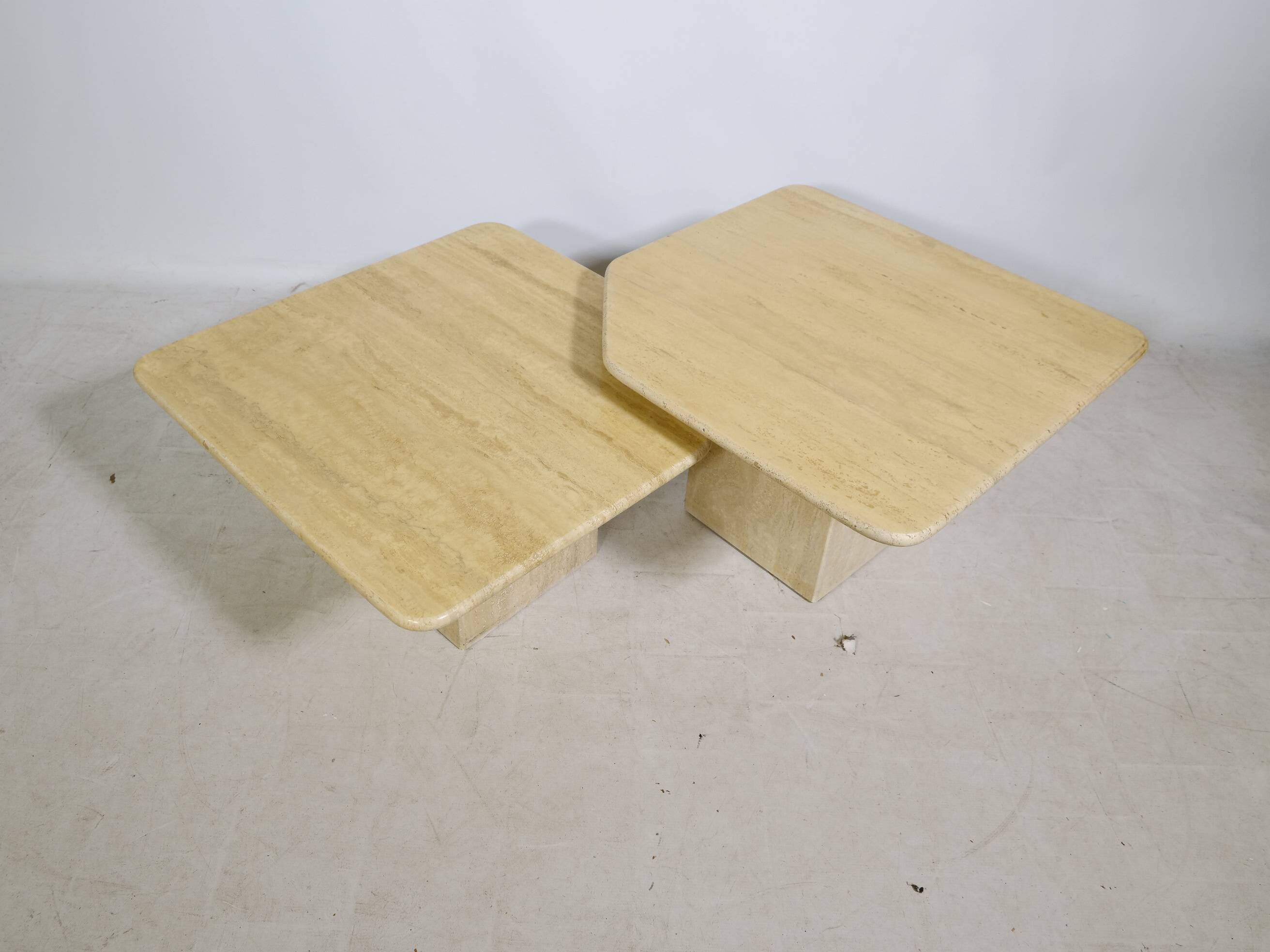 Tables gigognes en travertin, ensemble de 2, années 1970