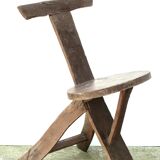 Chaise tripode régionaliste en bois