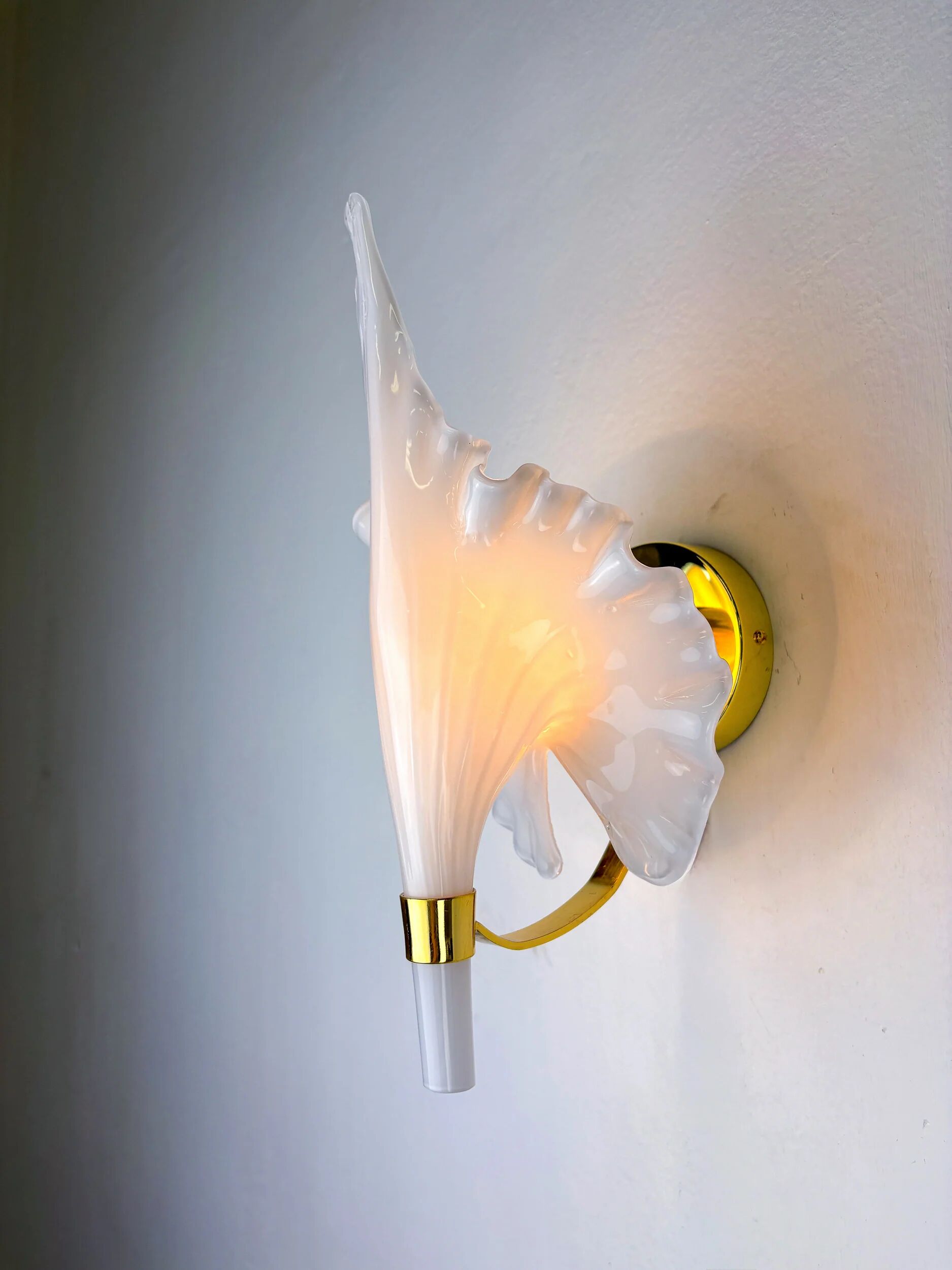 "Calla Lily" leaf-shaped wall sconce, Murano glass & gilt brass, Italy, circa 1970s