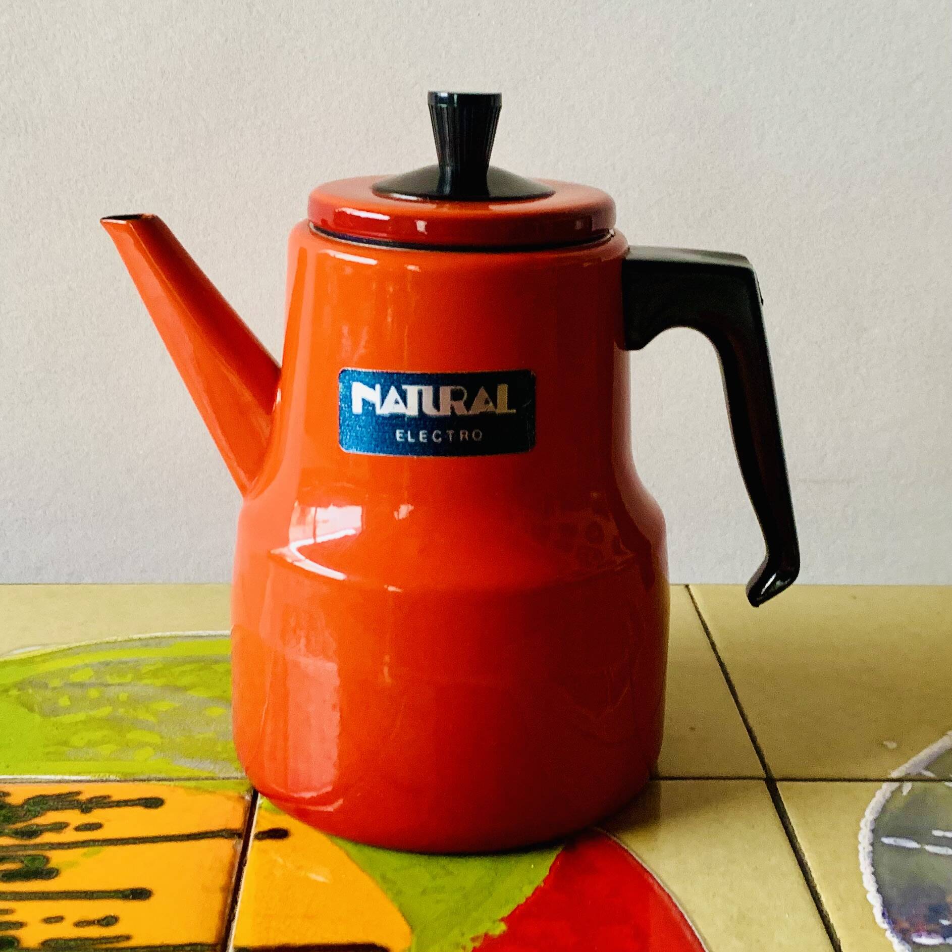 Vintage coffee maker in red enameled metal and Bakelite