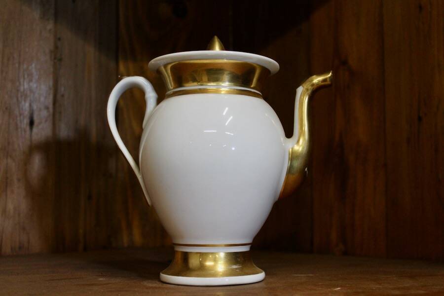 Porcelain verseuse from Paris, gold fillets, Empire period.