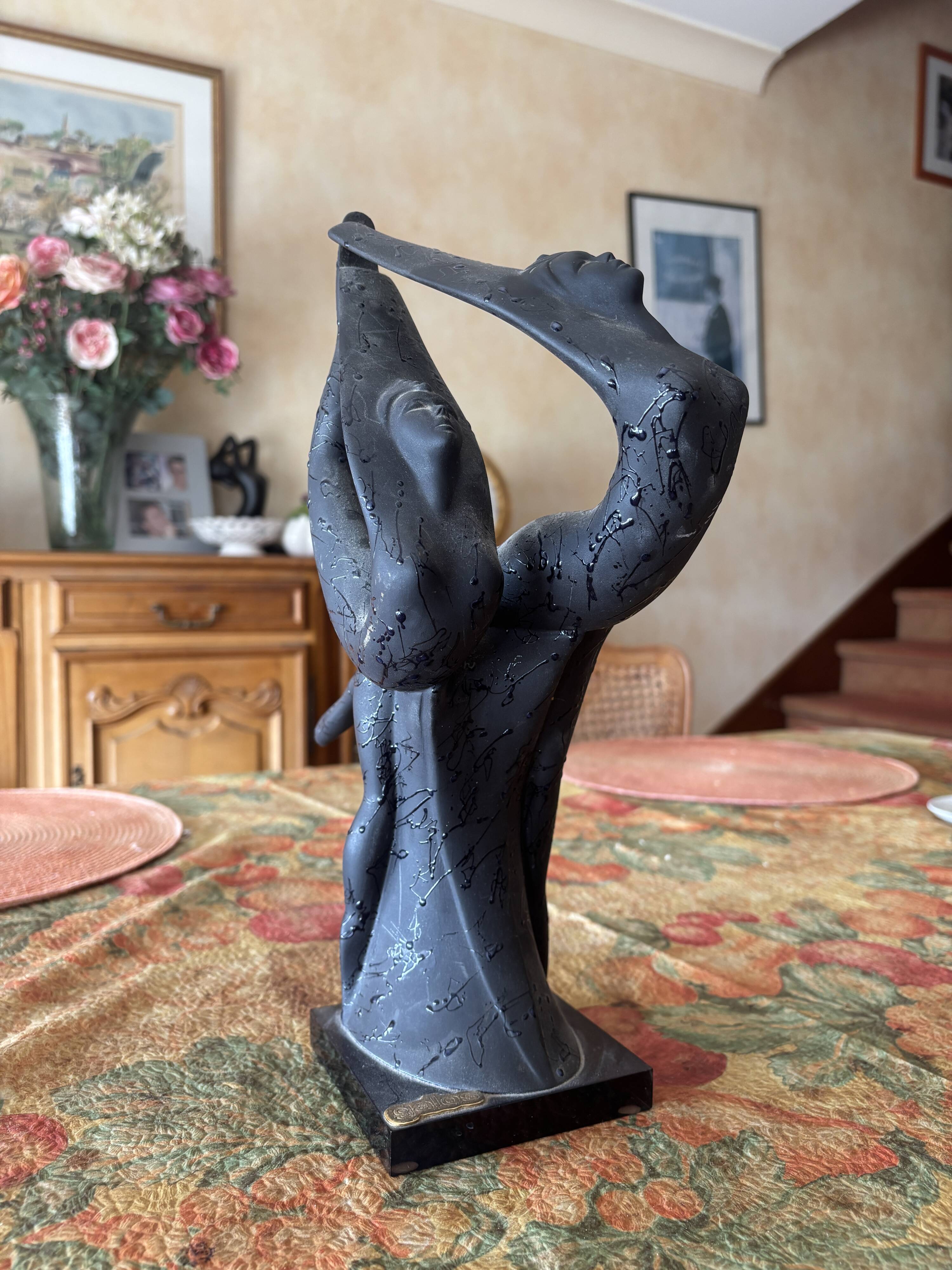 Sculpture / décoration de buffet, signé GALOS, nuances de noir