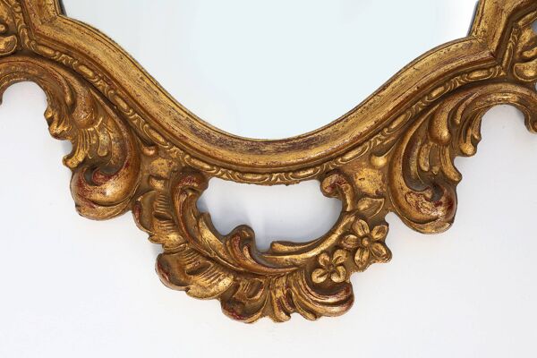 Miroir mural ovale de style baroque en bois doré, France