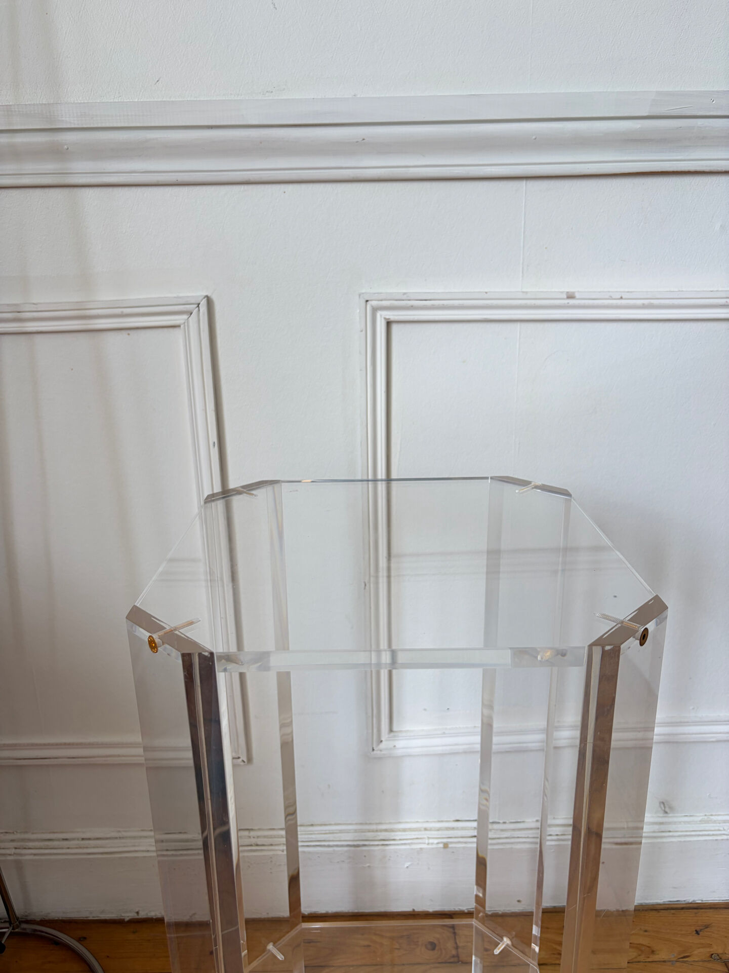 Plexiglass pedestal David Lange