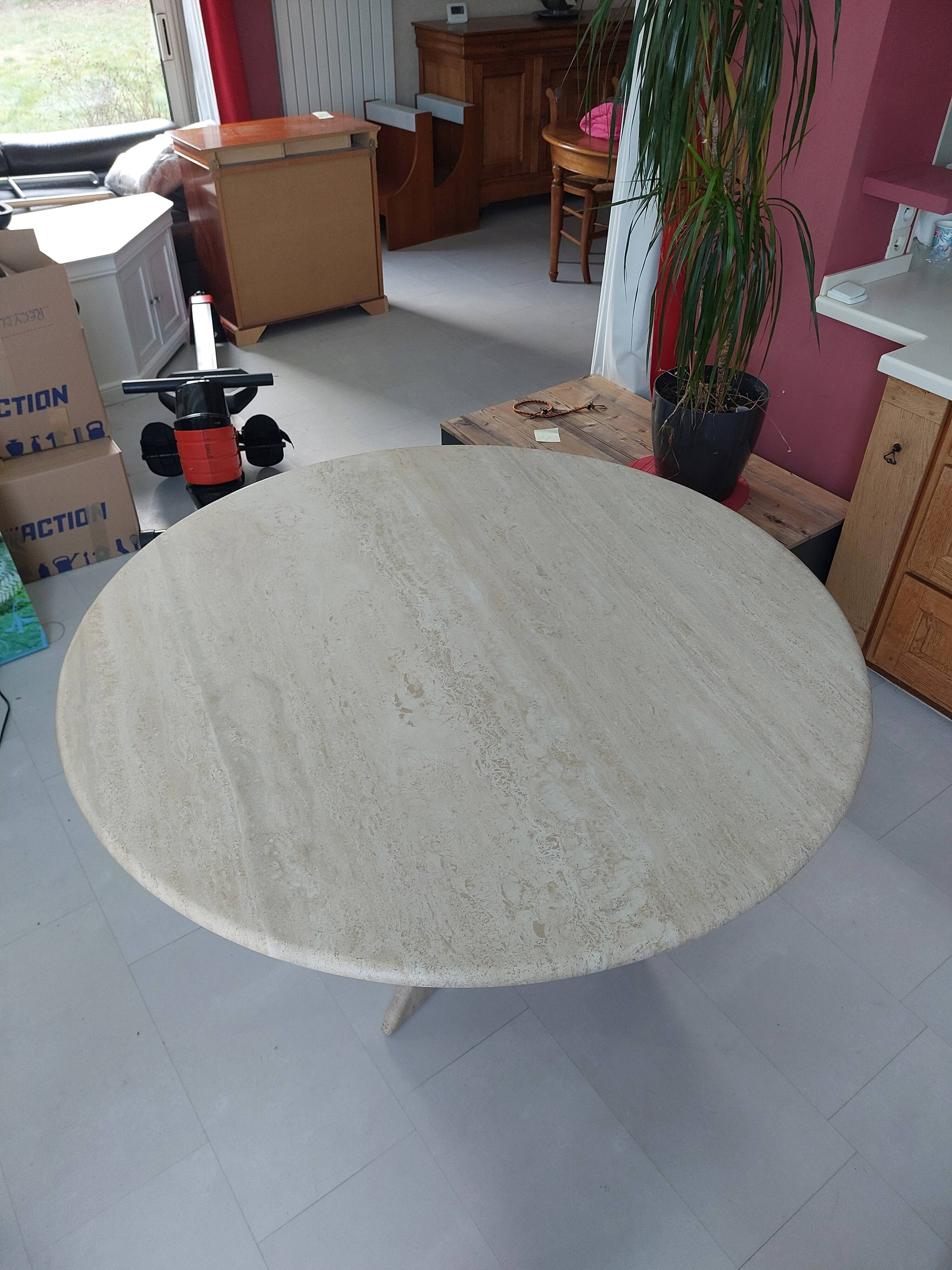 Round stone table (4-6 people)
